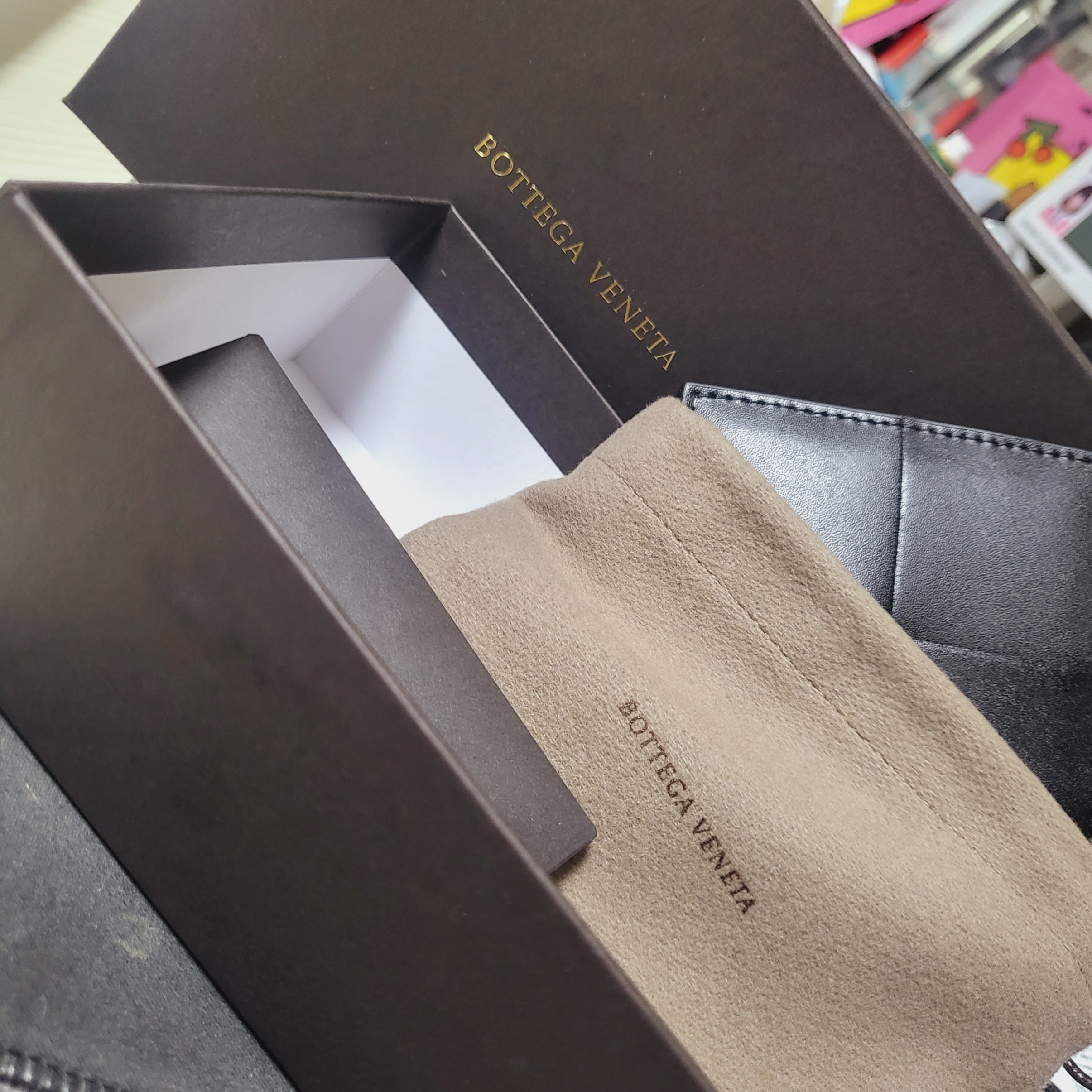 Bottega Veneta Bi-Fold Wallet Black 착용 스타일