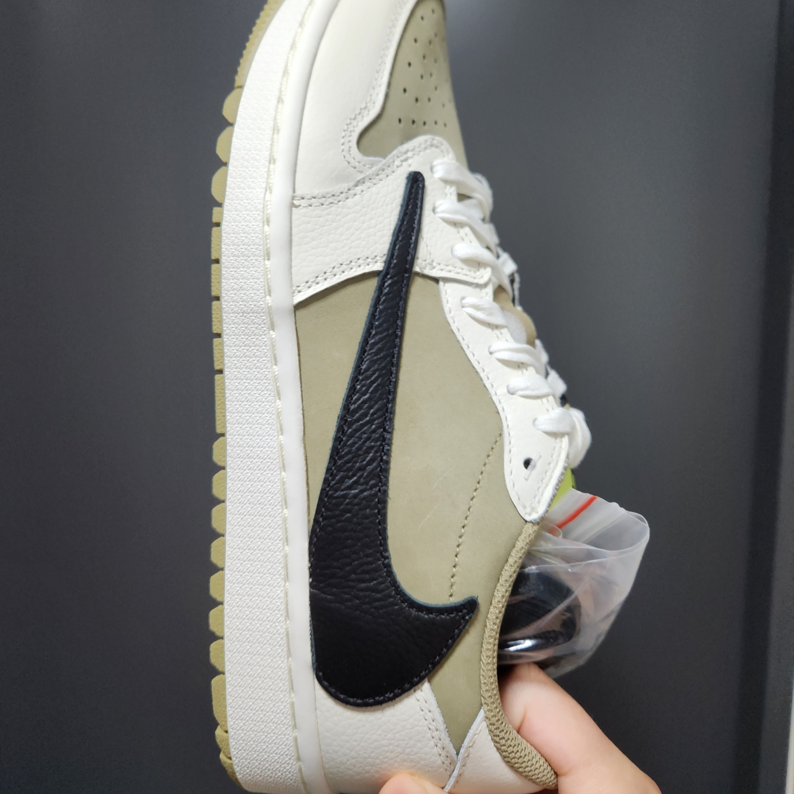 Jordan 1 x Travis Scott Retro Low Golf NRG Neutral Olive 착용 스타일 - 1