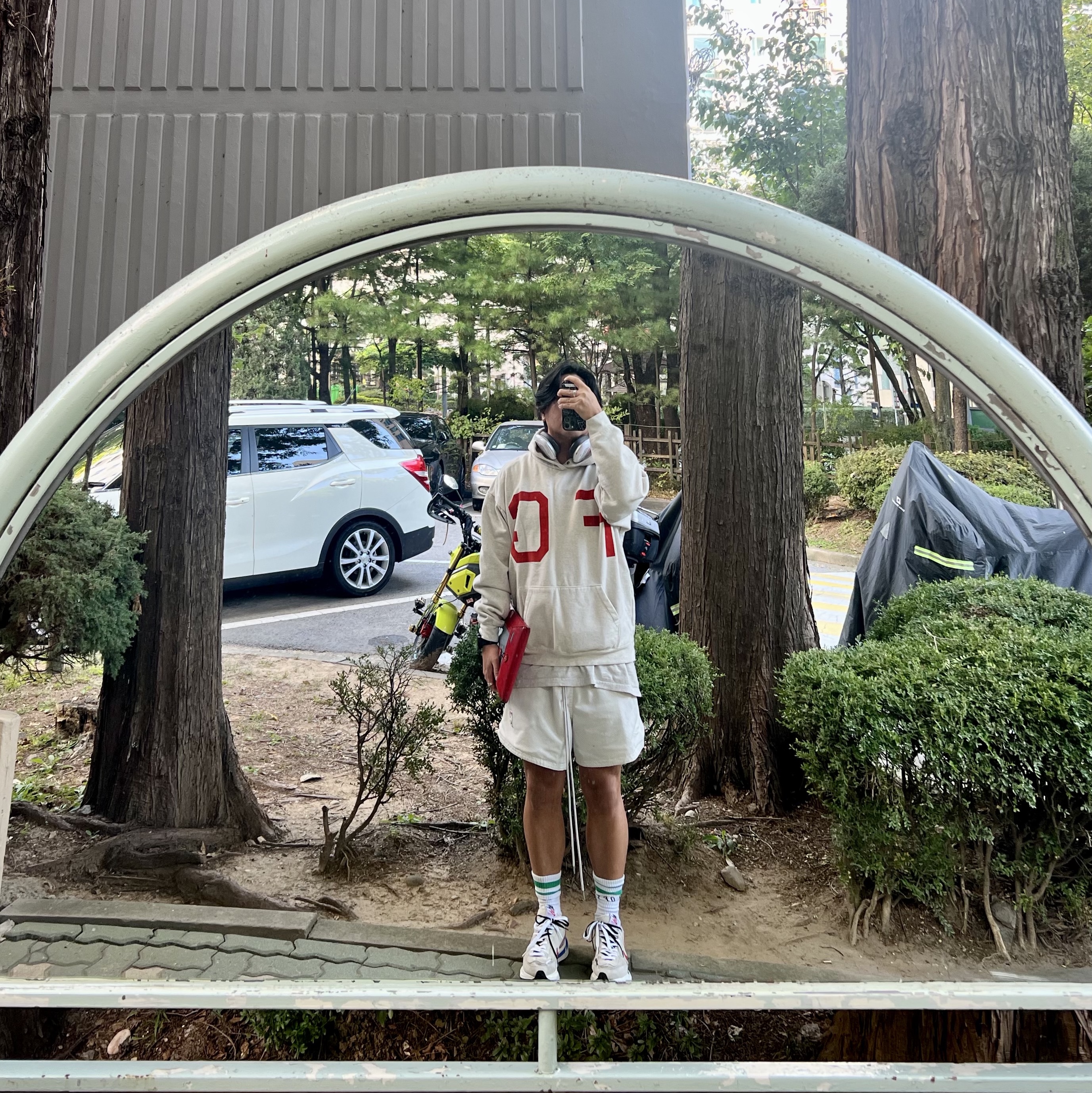 Fear of God Monarch Hoodie Cream Heather, Nike x Sacai VaporWaffle Royal Fuchsia 착용 스타일