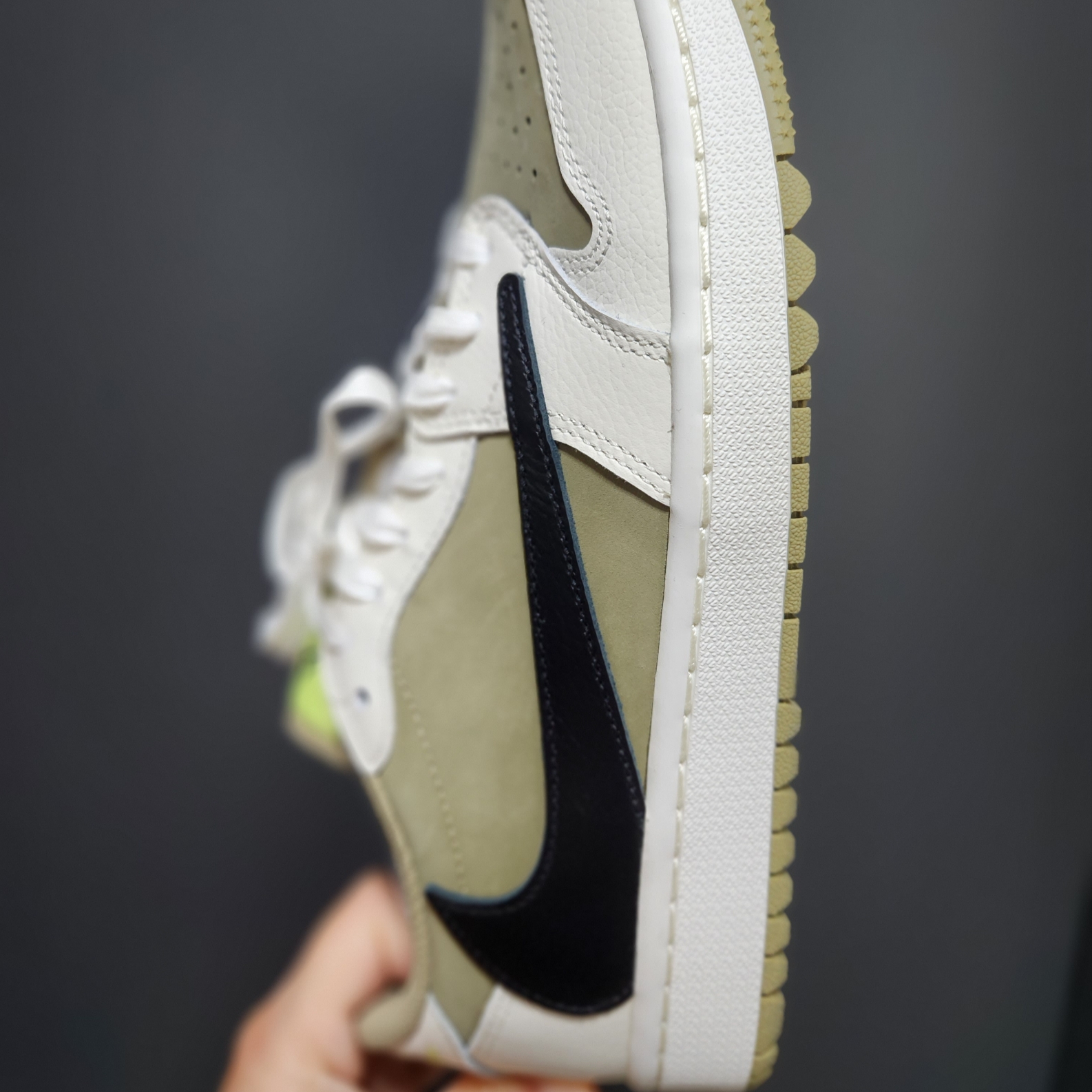 Jordan 1 x Travis Scott Retro Low Golf NRG Neutral Olive 착용 스타일 - 2