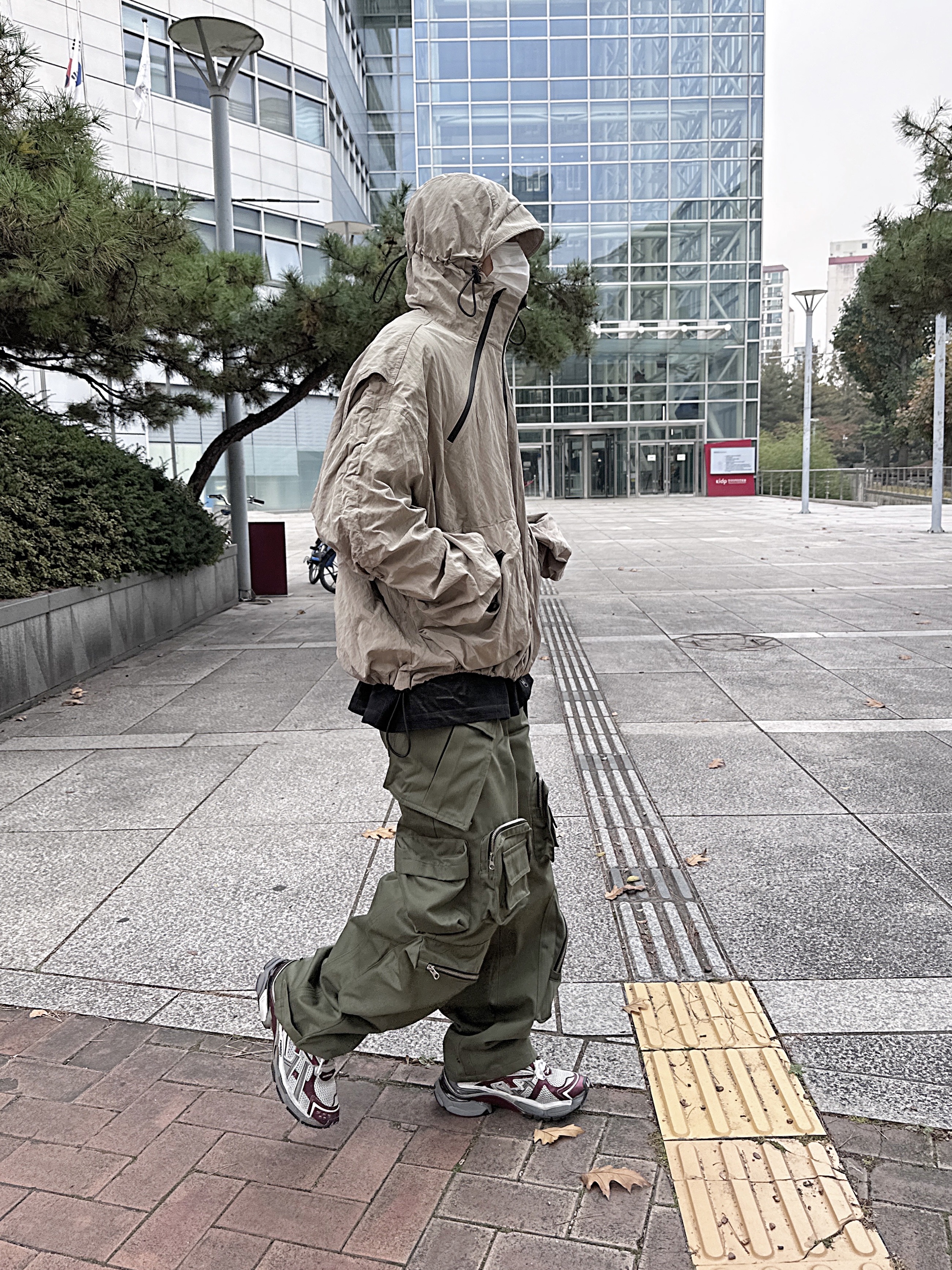Nonnod Mechanic Cargo Pants Khaki 착용 스타일 - 3