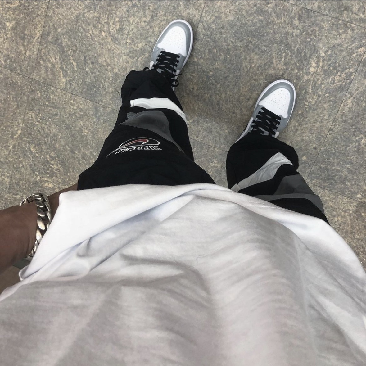 Supreme x Nike Warm Up Pants Silver - 19SS, Jordan 1 Mid Light Smoke Grey 착용 스타일