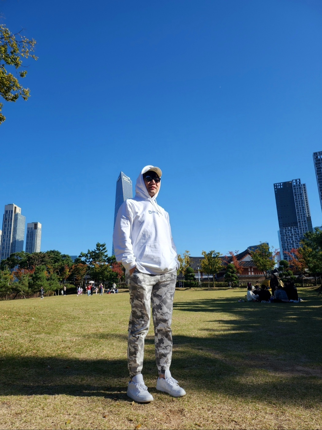Jordan 1 Low Triple White, Converse x Fragment Hoodie White 착용 스타일