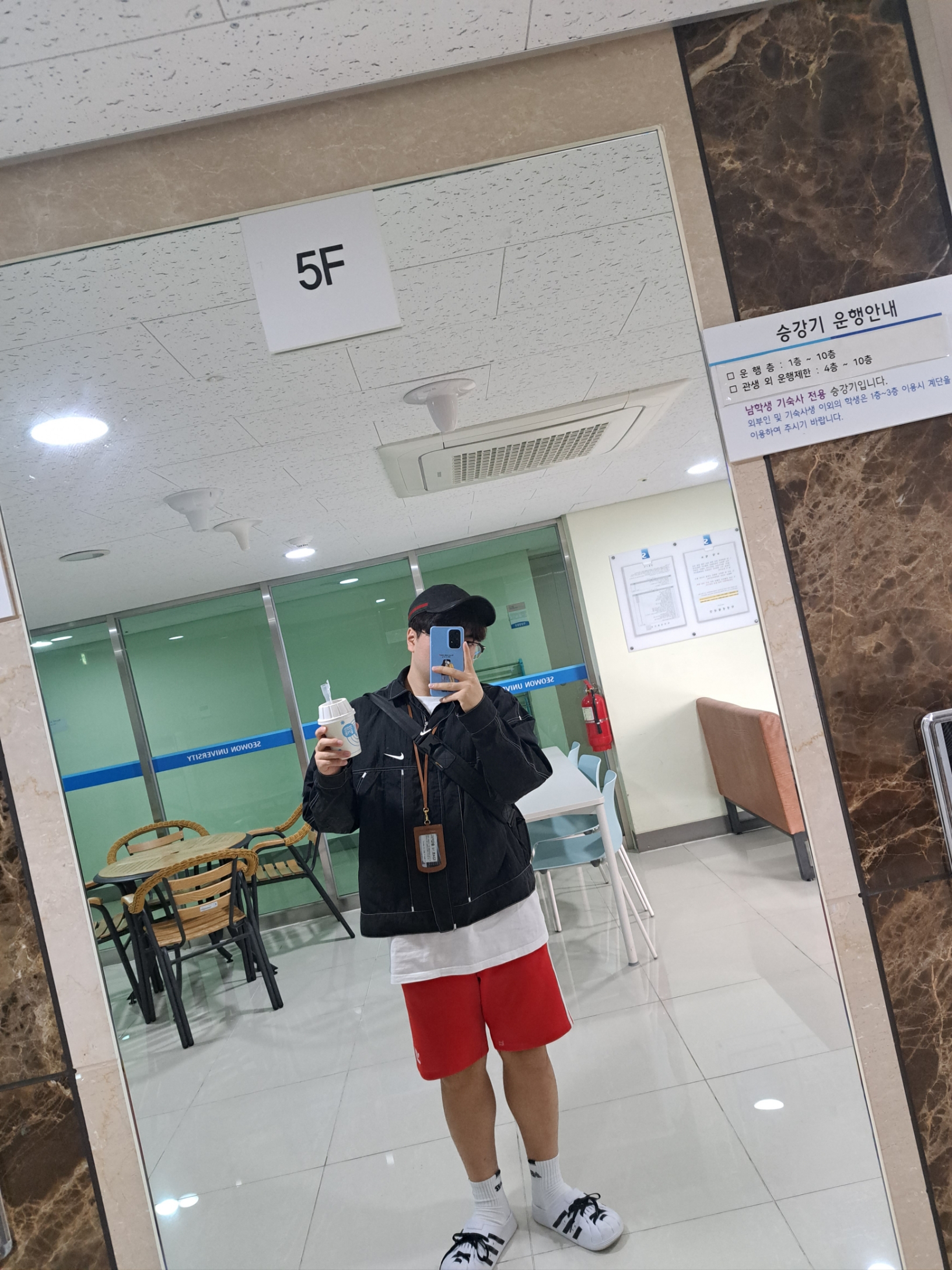 Adidas Adilette Clog White Black, Gucci Original GG Baseball Hat with Web Black 착용 스타일 - 2