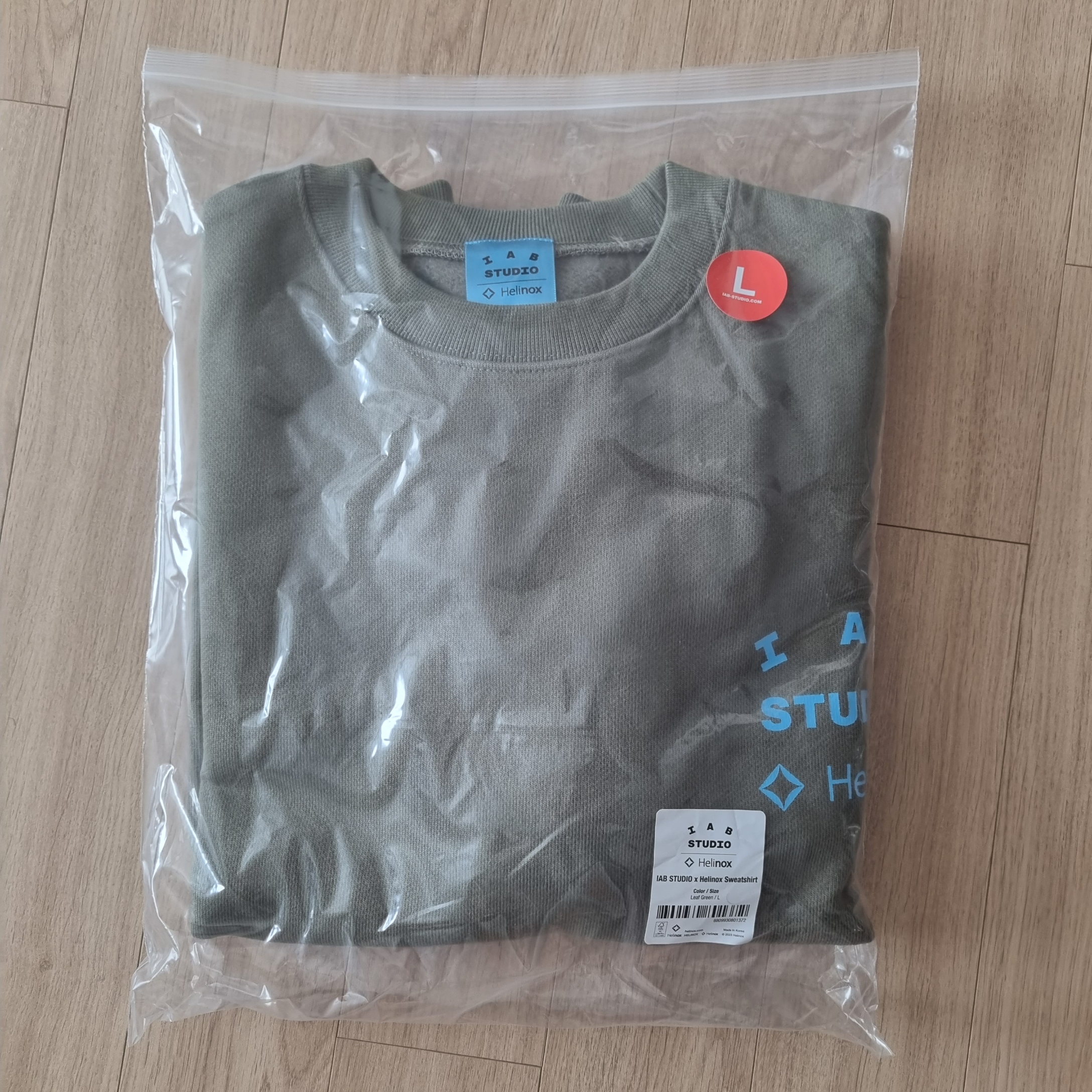 IAB Studio x Helinox Sweatshirt Leaf Green 착용 스타일