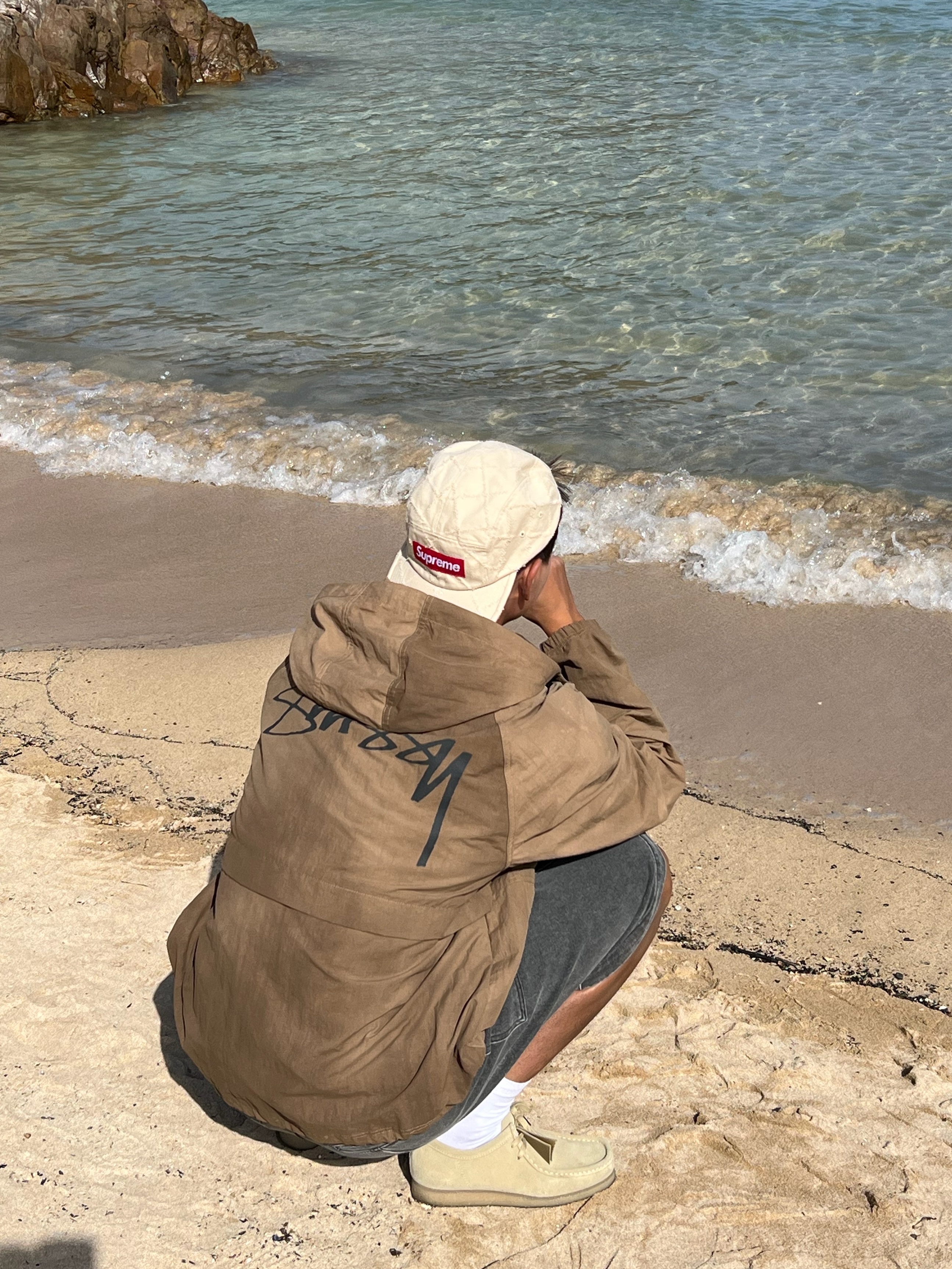 Stussy Wave Dye Beach Shell Jacket Brown, Clarks Wallabee Maple Suede 착용 스타일 - 2