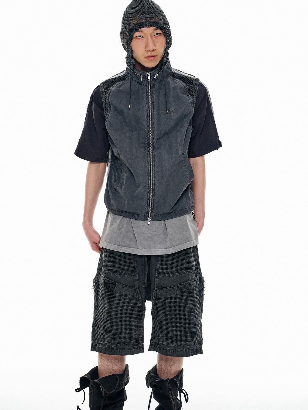 Icyto Mesh Half Pants Charcoal, Icyto Logo Hoodie Vest Charcoal 착용 스타일 - 2