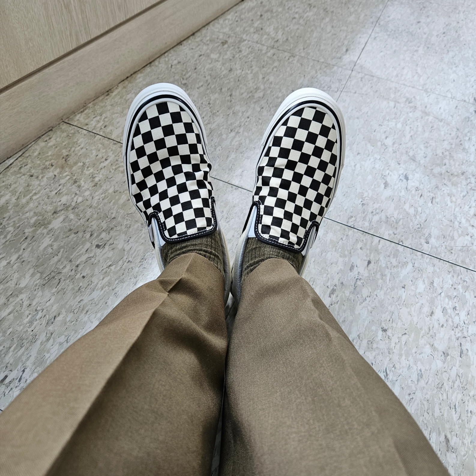 Vans Slip-On 98 DX Anaheim Factory Classic Checkerboard, Uniqlo x Marni Wide Fit Pleated Trousers Olive 착용 스타일 - 5