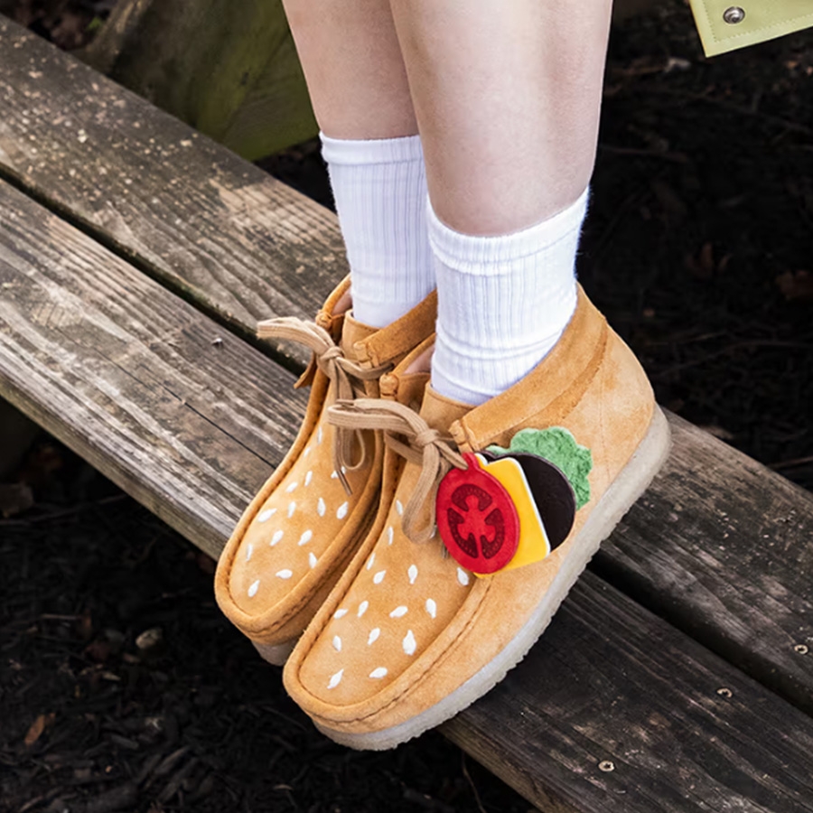 Clarks x Vandy The Pink Wallabee Boot Tan 착용 스타일 - 2