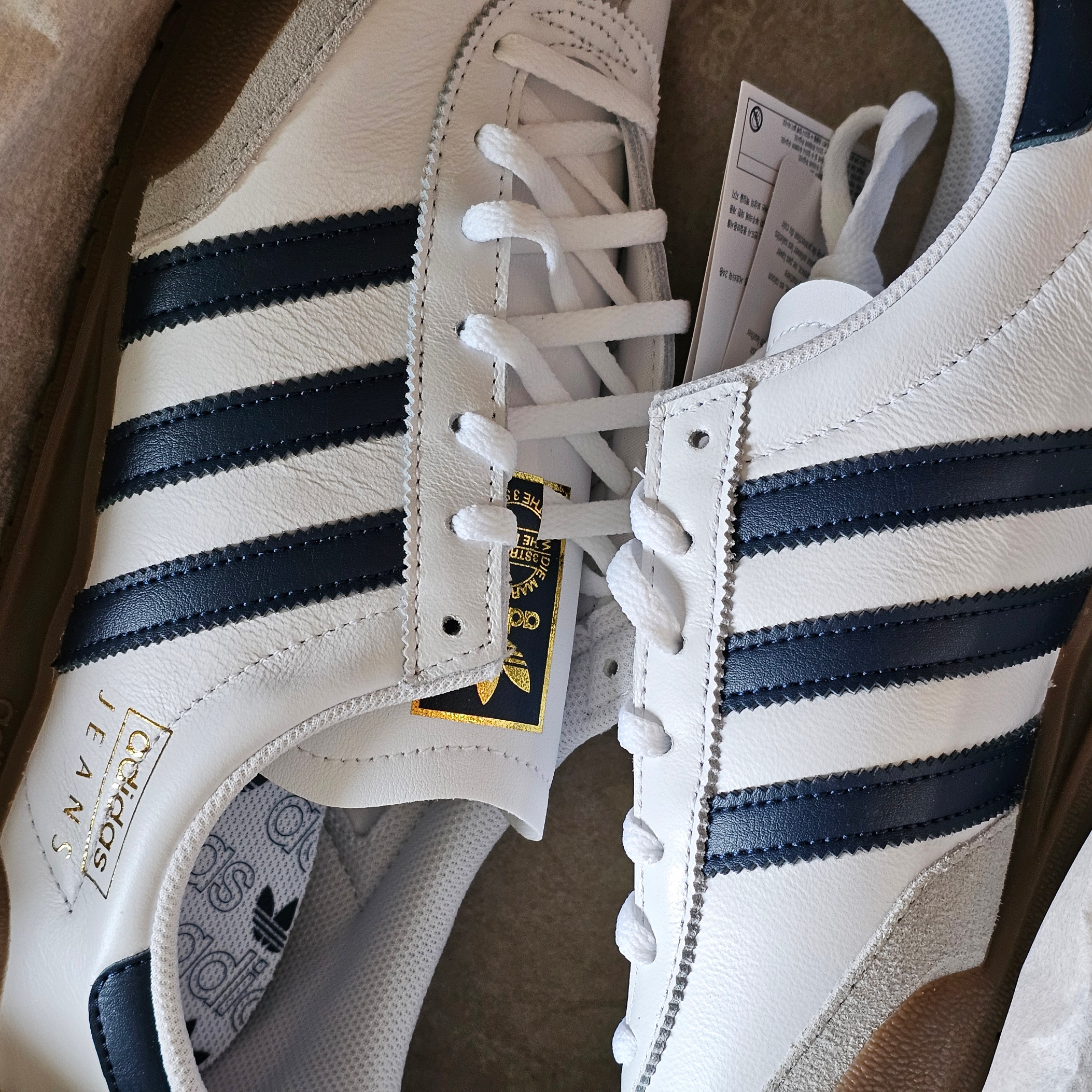 Adidas Jeans Cloud White Collegiate Navy Gum 착용 스타일 - 3