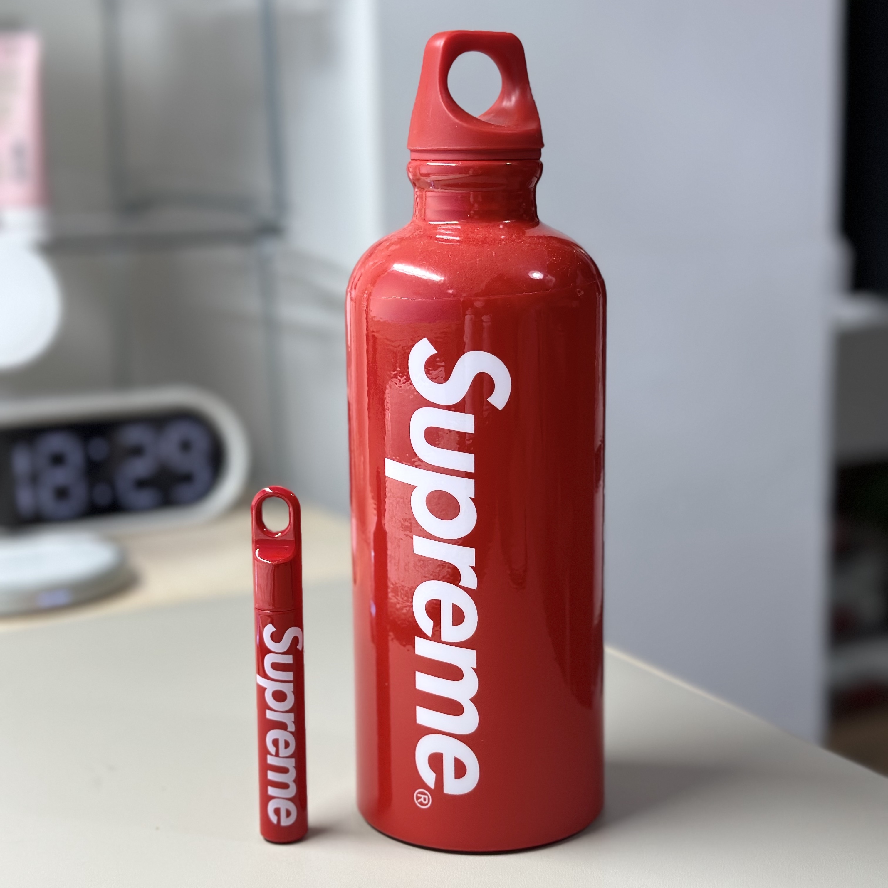 Supreme x Sigg Traveller 0.6L Water Bottle Red - 23SS, Supreme x James Brand Cache Red - 23FW 착용 스타일 - 2