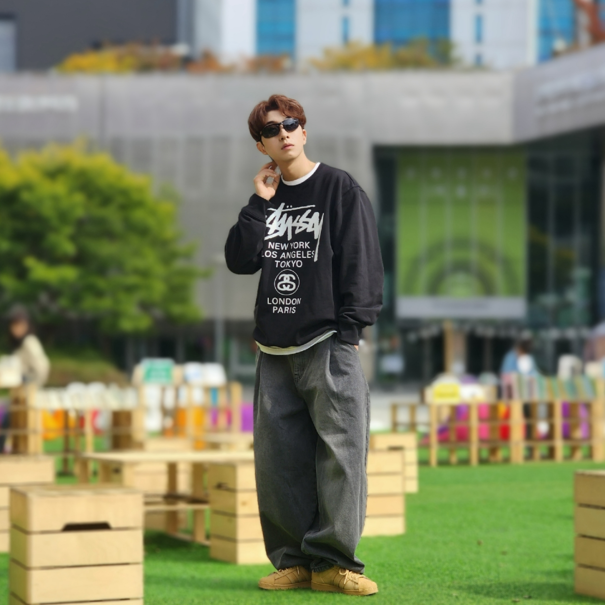 Stussy World Tour Crew Pigment Dyed Black, Stussy World Tour Crew Black 2023 착용 스타일 - 7