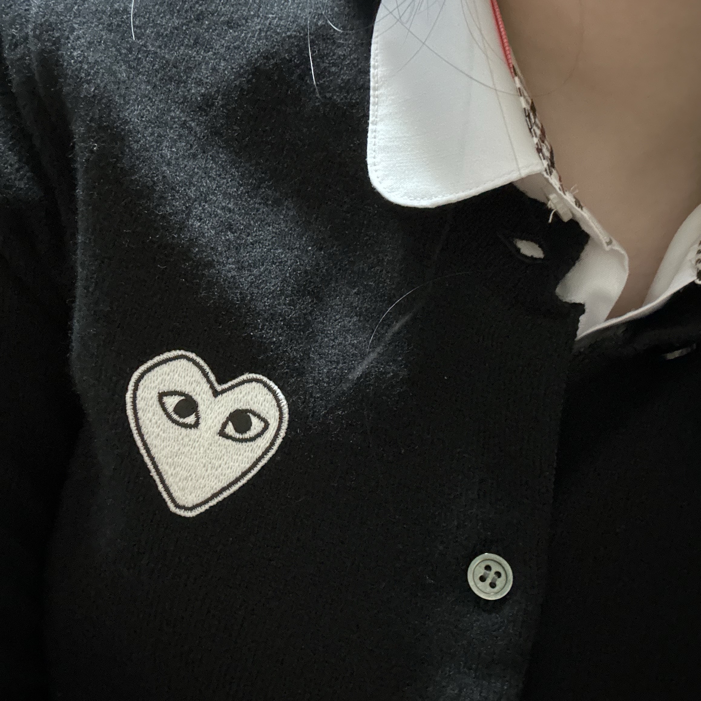 (W) Play Comme des Garcons White Heart Knit Cardigan Black 착용 스타일
