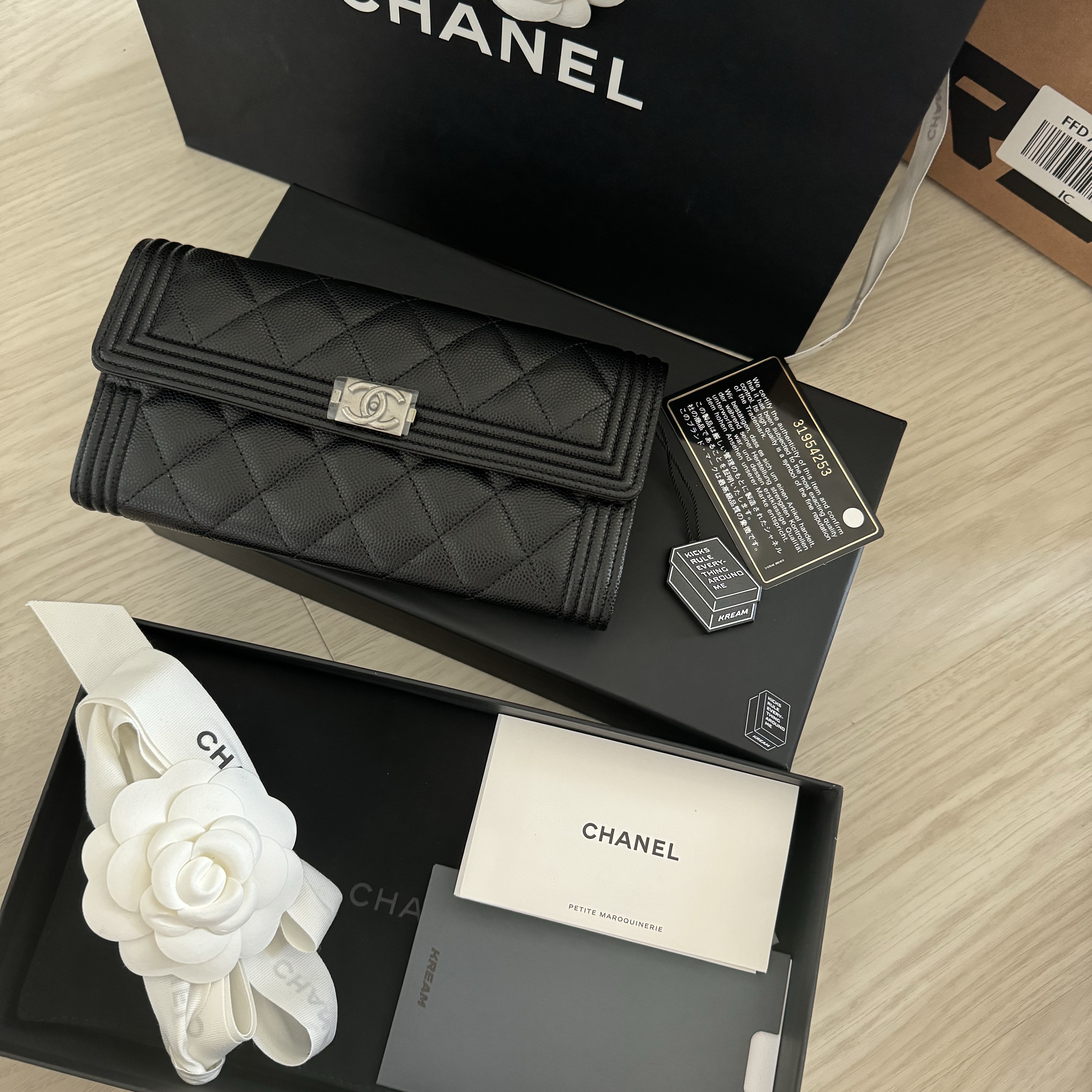 Chanel Boy Chanel Long Flap Wallet Grained Calfskin & Ruthenium Black 착용 스타일