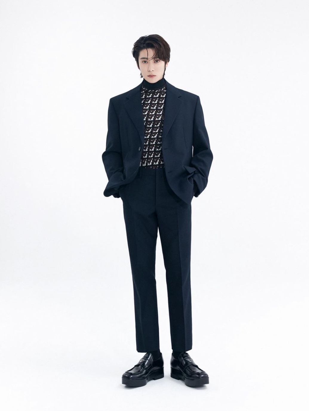 Prada Re-Nylon Saffiano Leather Shoulder Bag Black, Prada Single Breasted Wool Mohair Suit Navy 착용 스타일 - 2
