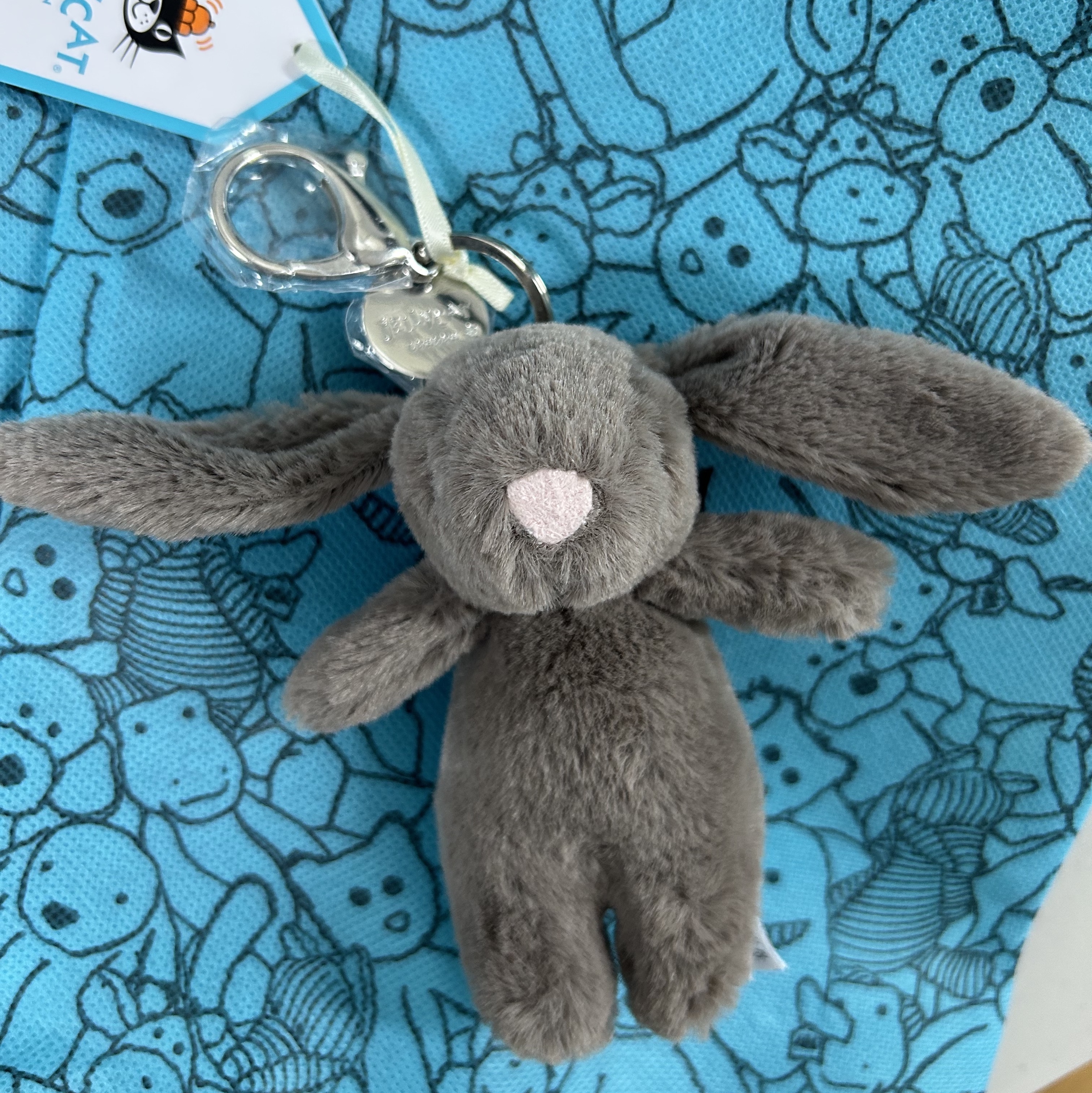Jellycat Bashful Bunny Truffle Bag Charm Brown 착용 스타일 - 2