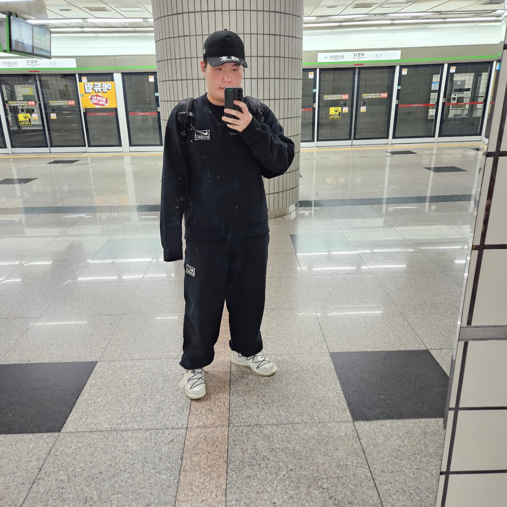 Nike x Stussy NRG Washed Fleece Crewneck Black (DO5310-010), Nike x Stussy NRG Washed Fleece Pants Black (DO5296-010) 착용 스타일