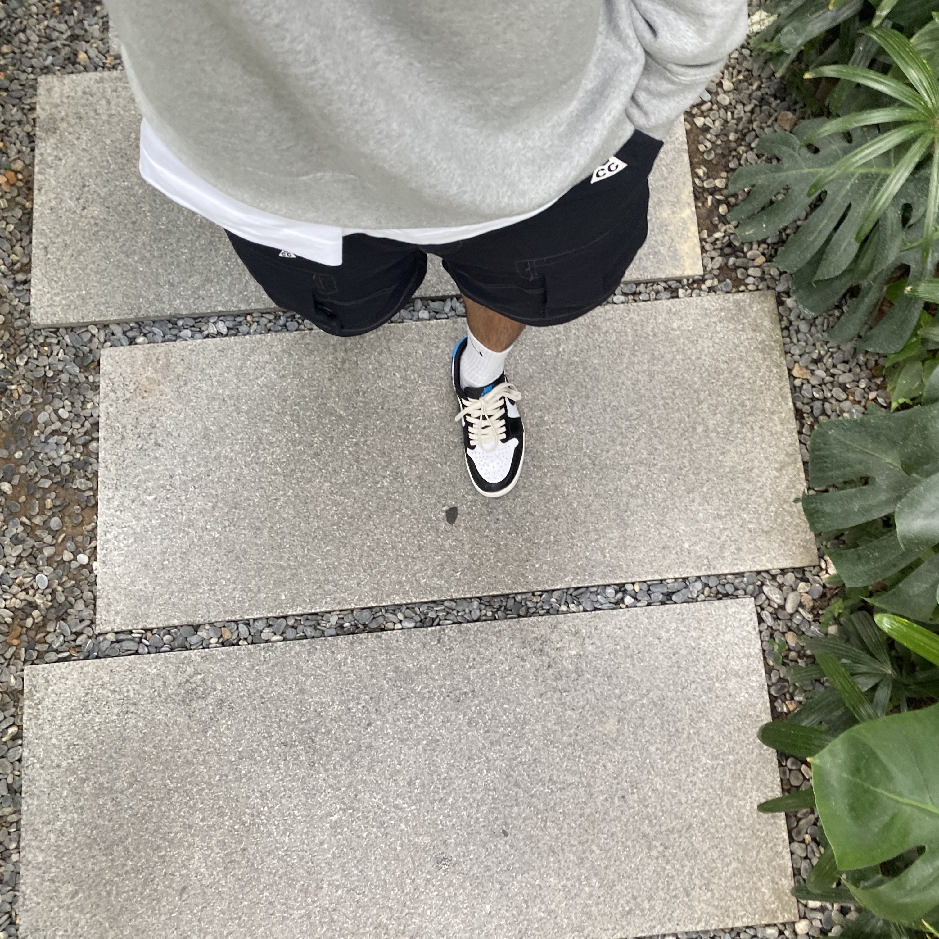 Nike x Stussy NRG Fleece Crewneck Dark Grey Heather (DO9337-063), Nike ACG Cargo Shorts Black - Asia 착용 스타일