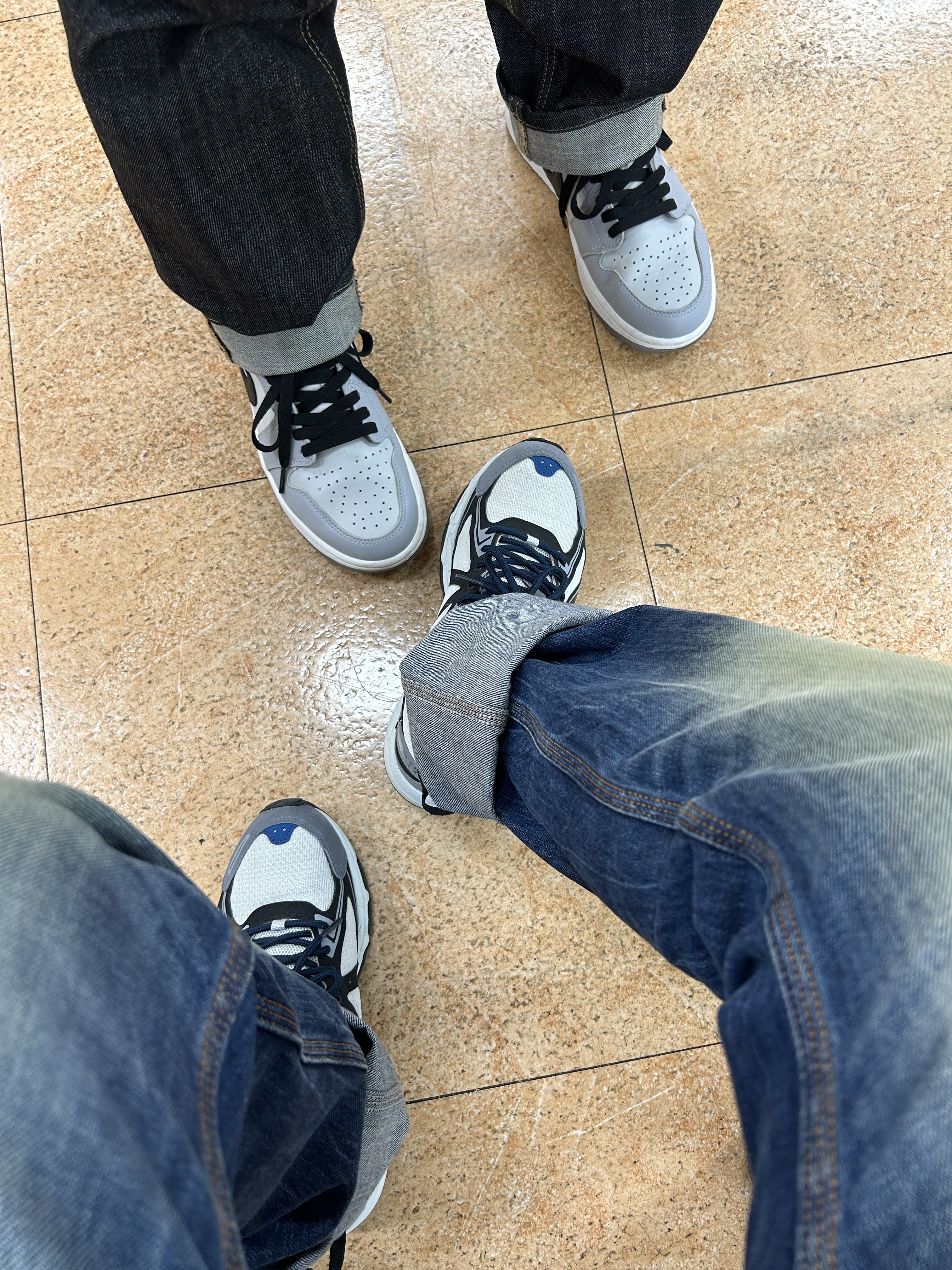 Asics Gel-Venture 6 SPS Glacier Grey, Jordan 1 Low Golf Wolf Grey 착용 스타일