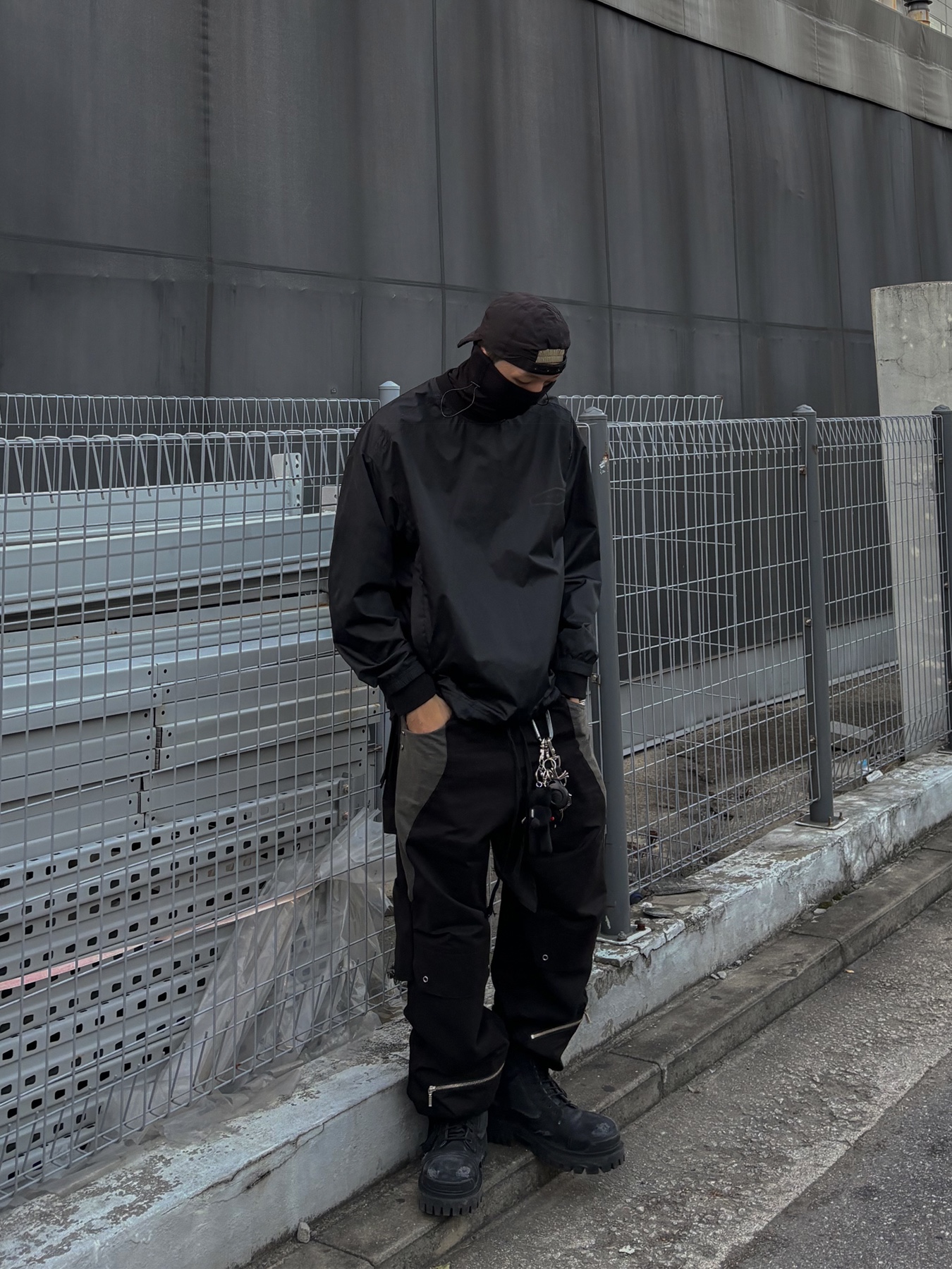 Balenciaga Combat Strike 20mm Boots Black 착용 스타일 - 3