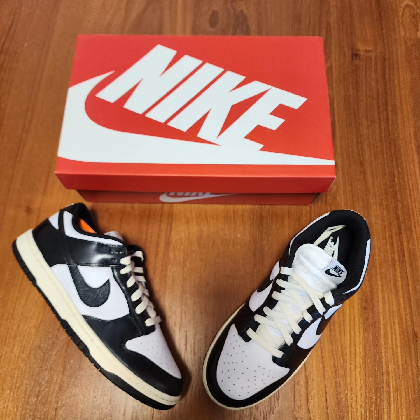 (W) Nike Dunk Low Vintage Black and White 착용 스타일 - 2