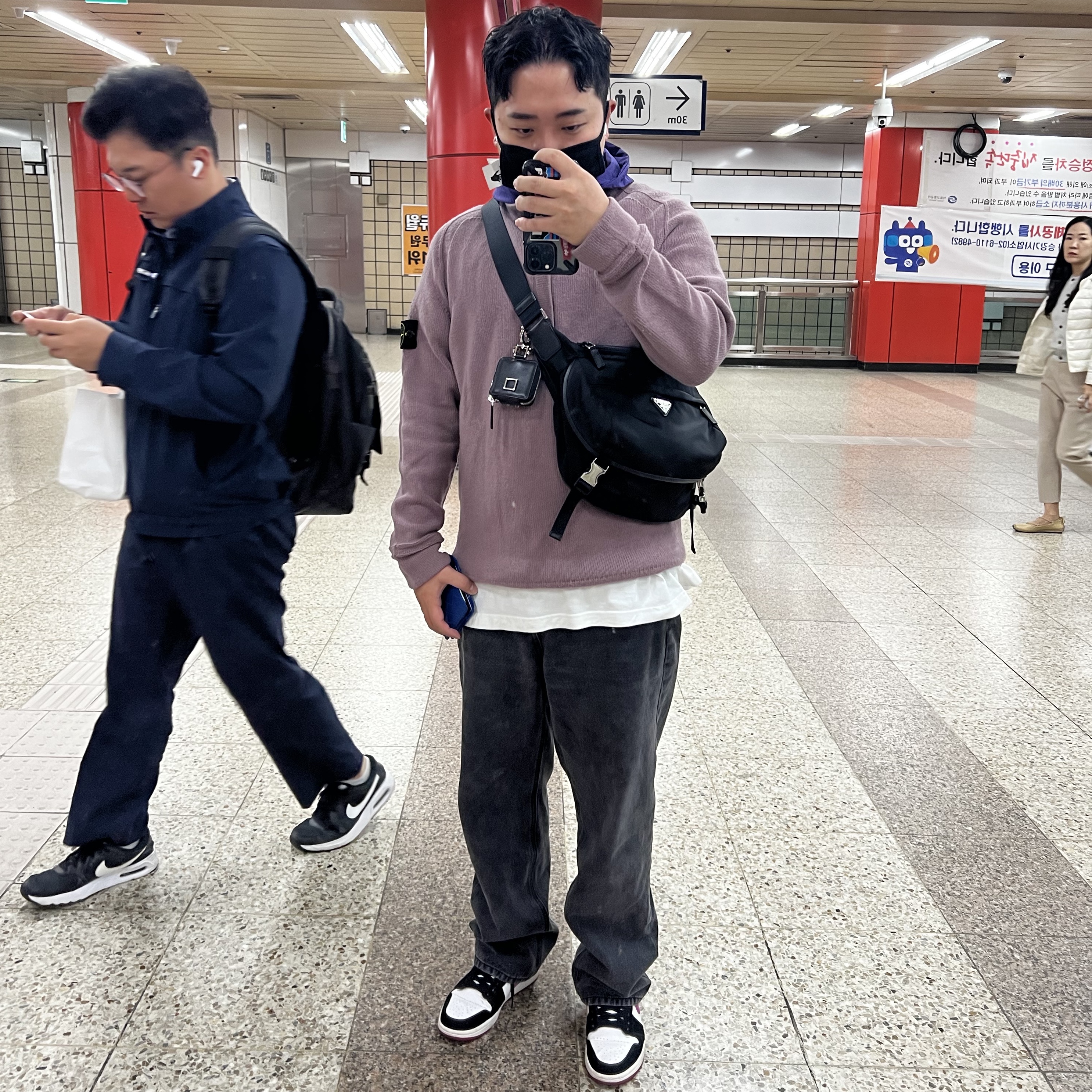 (W) Jordan 1 Mid Cactus Flower, Prada Re-Nylon and Saffiano Leather Shoulder Bag Black 착용 스타일