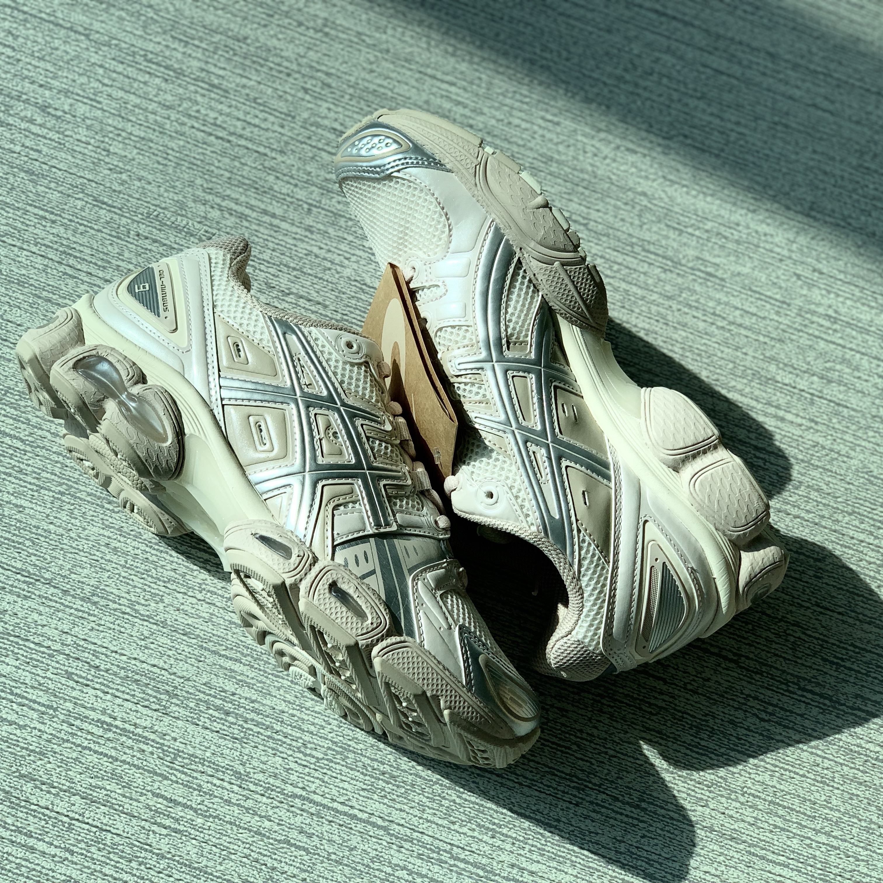 (W) Asics Gel-Nimbus 9 Cream Mineral Beige 착용 스타일