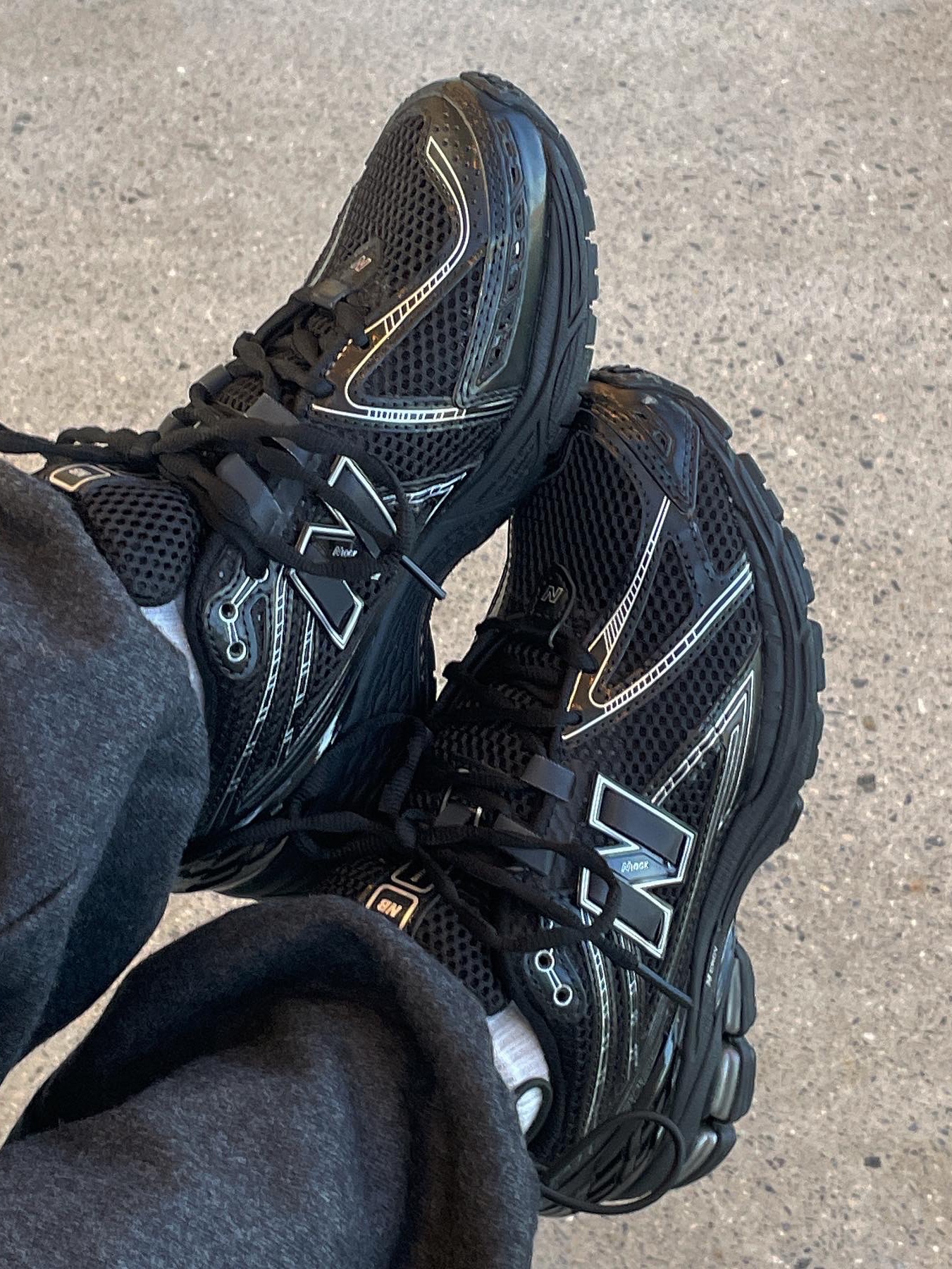 New Balance 1906R Black Silver Metallic 착용 스타일 - 2
