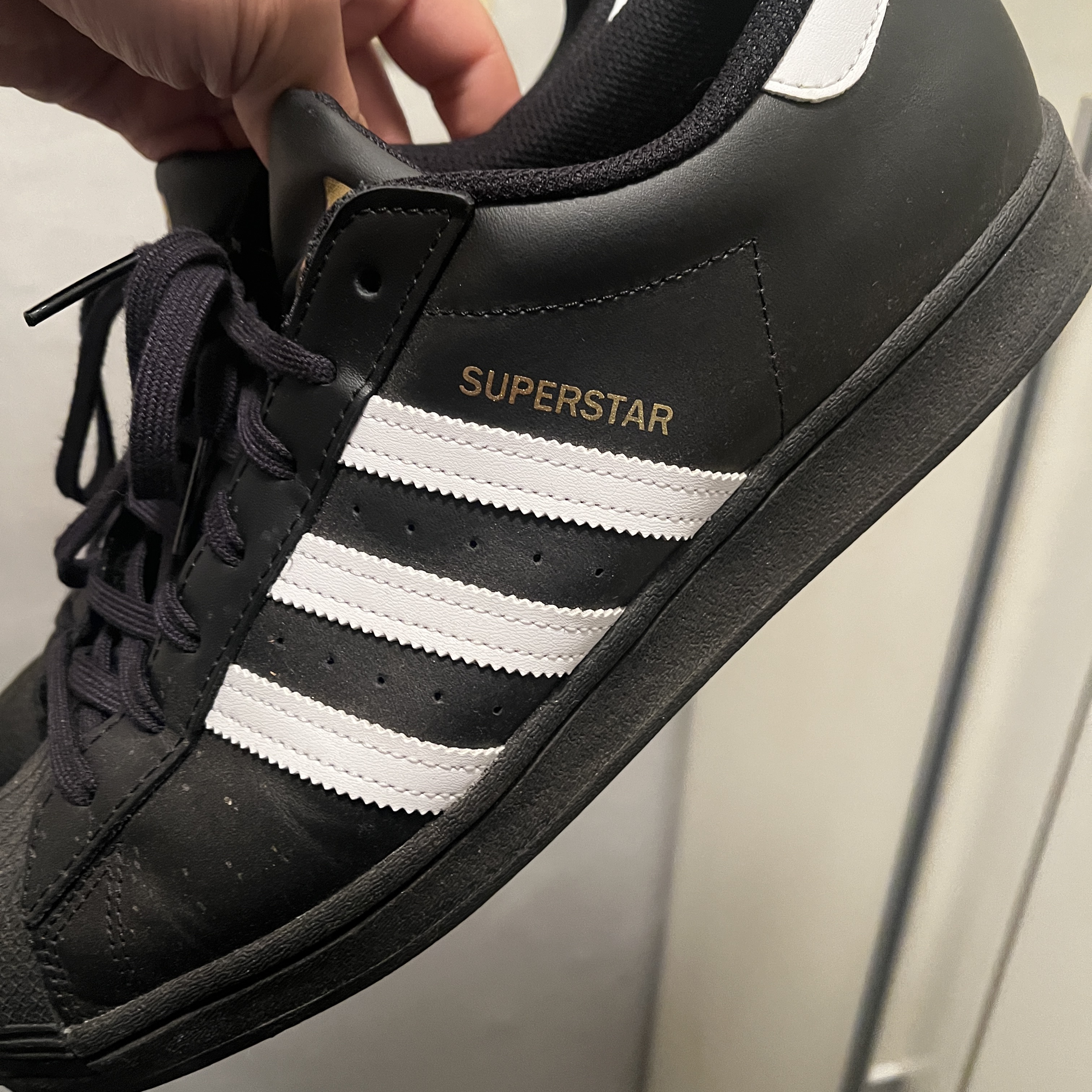 Adidas Superstar Core Black White 착용 스타일 - 1