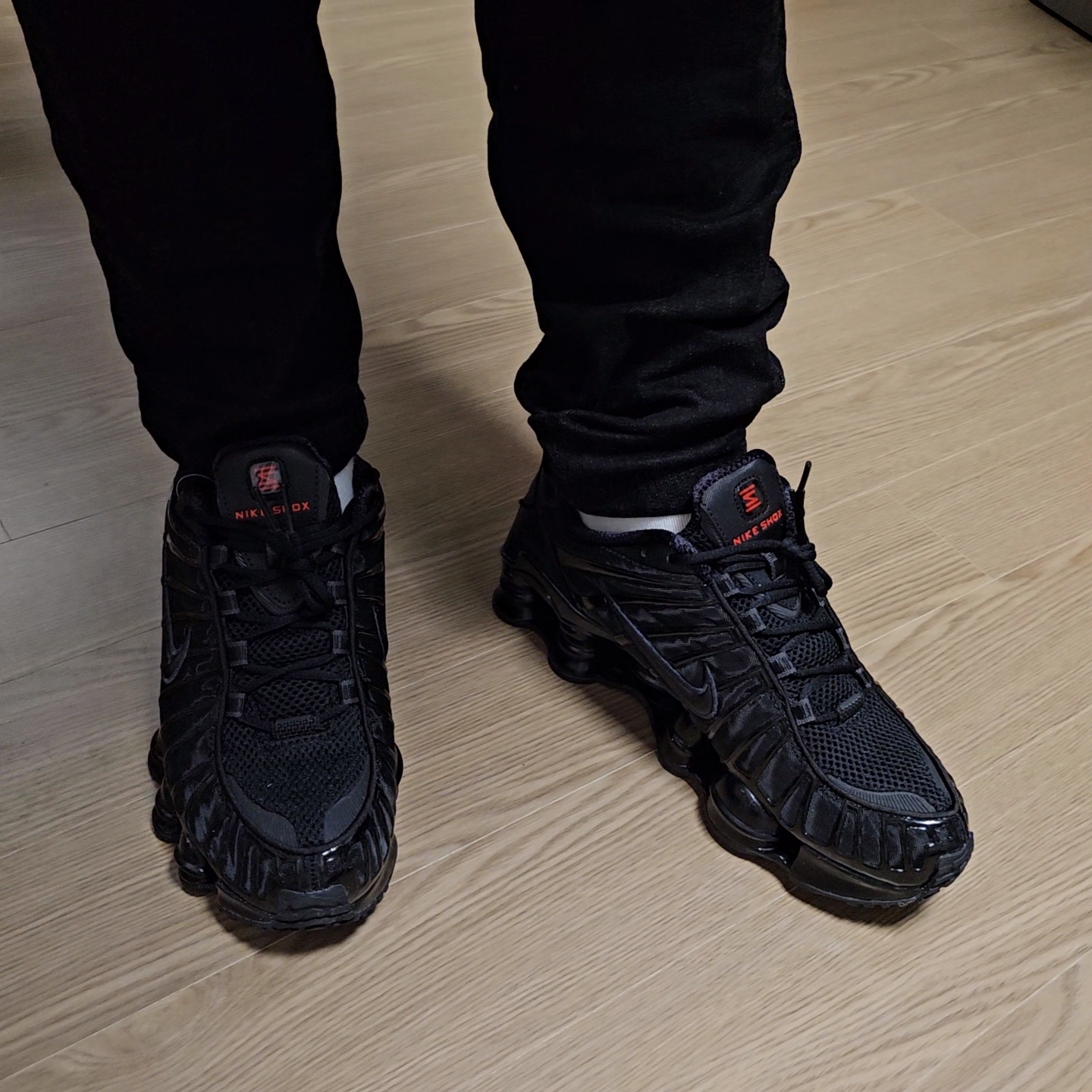 (W) Nike Shox TL Black and Max Orange 착용 스타일 - 6