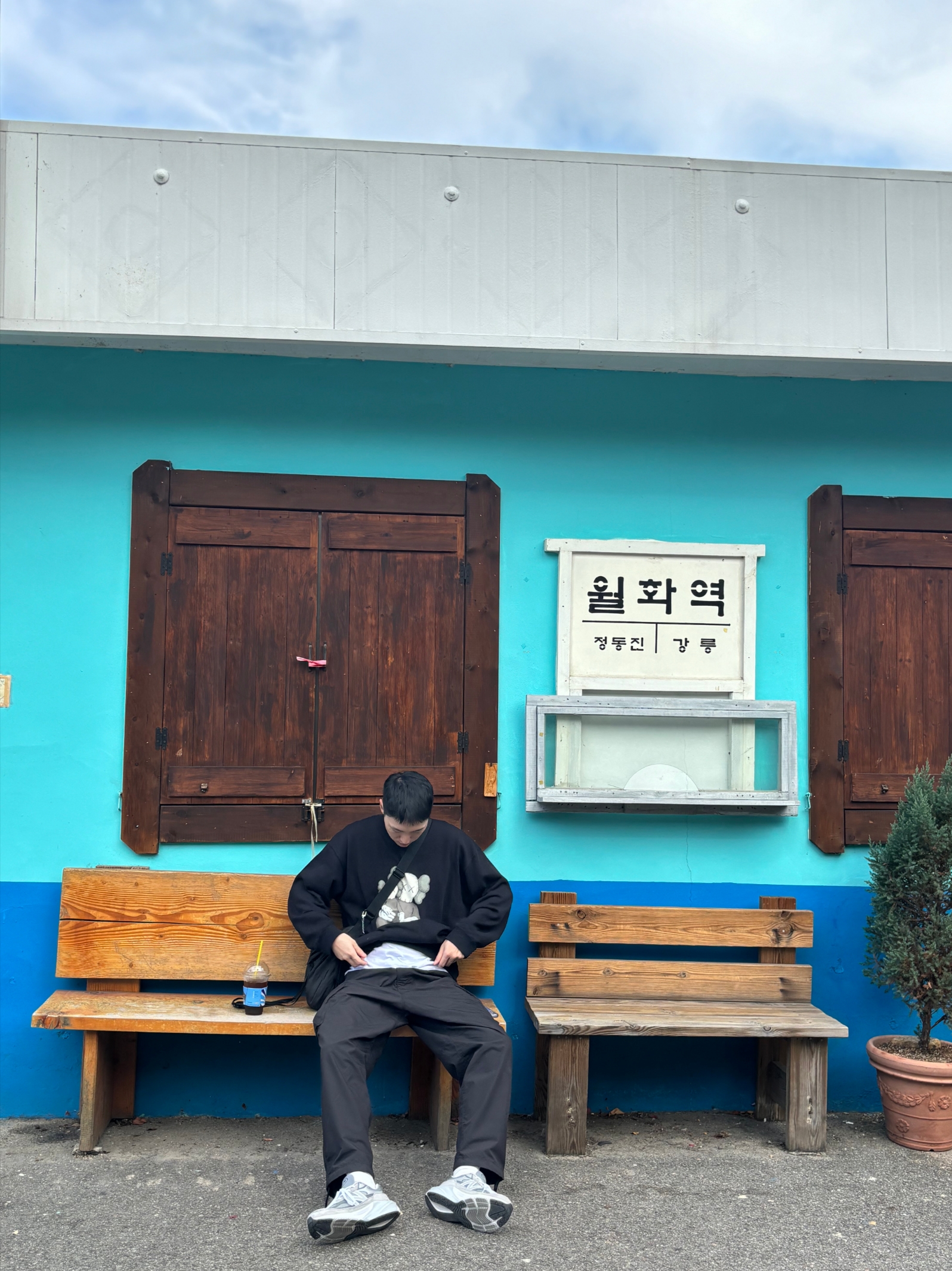 Uniqlo UT x Kaws Long Sleeve Sweatshirt Black, Uniqlo U Drawstring Shoulder Bag Black 착용 스타일 - 1