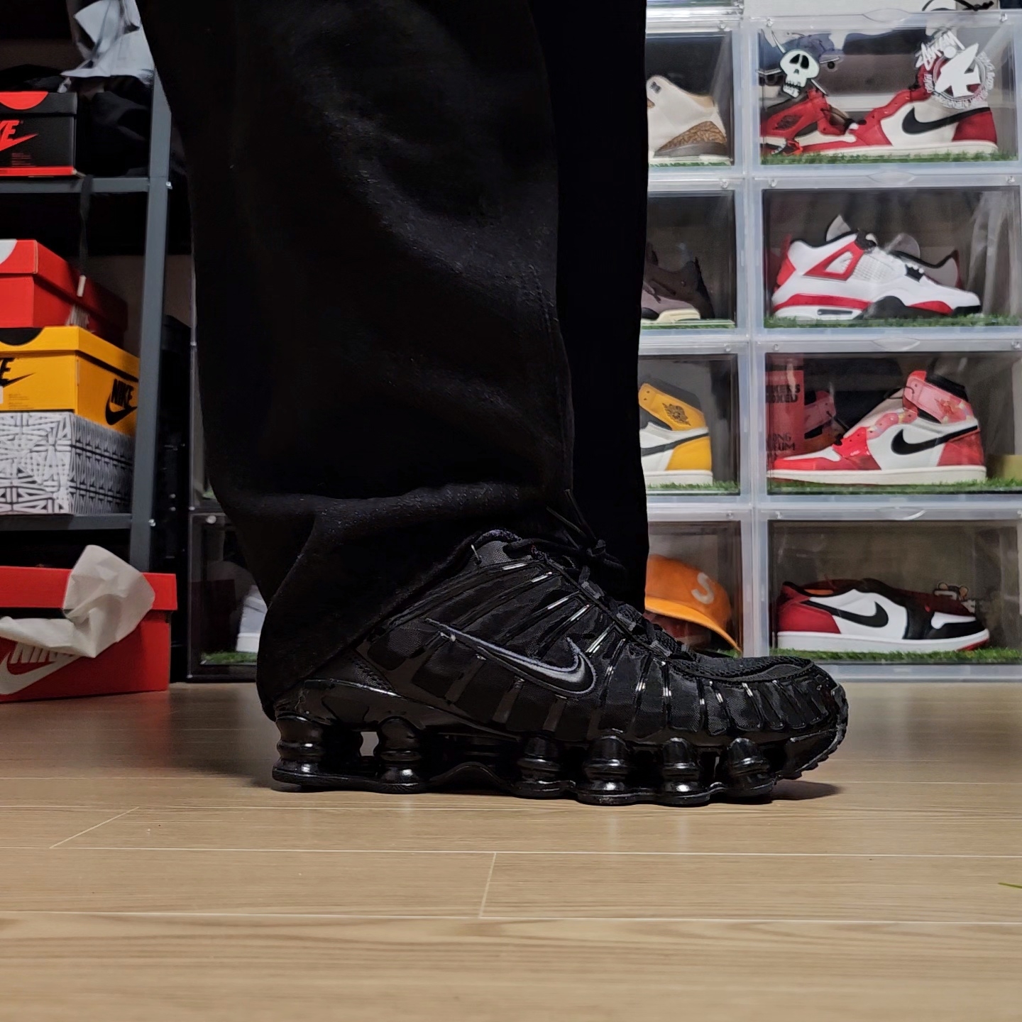 (W) Nike Shox TL Black and Max Orange 착용 스타일 - 3