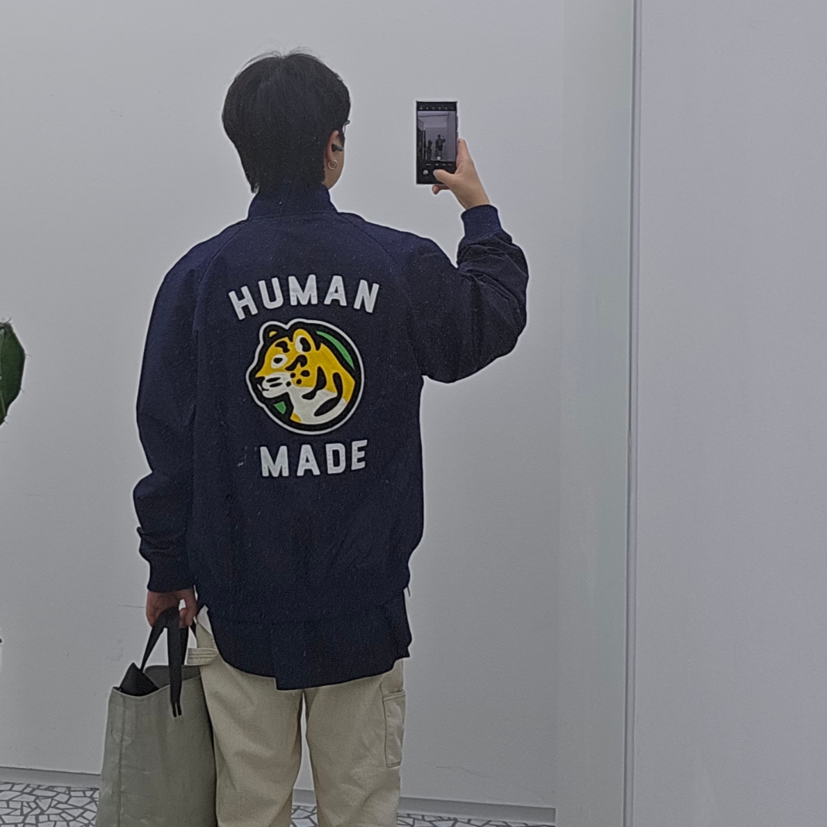 Human Made Nylon Stadium Jacket Navy, Maison Mihara Yasuhiro Blakey OG Sole Leather Low-top Sneakers White 착용 스타일 - 1