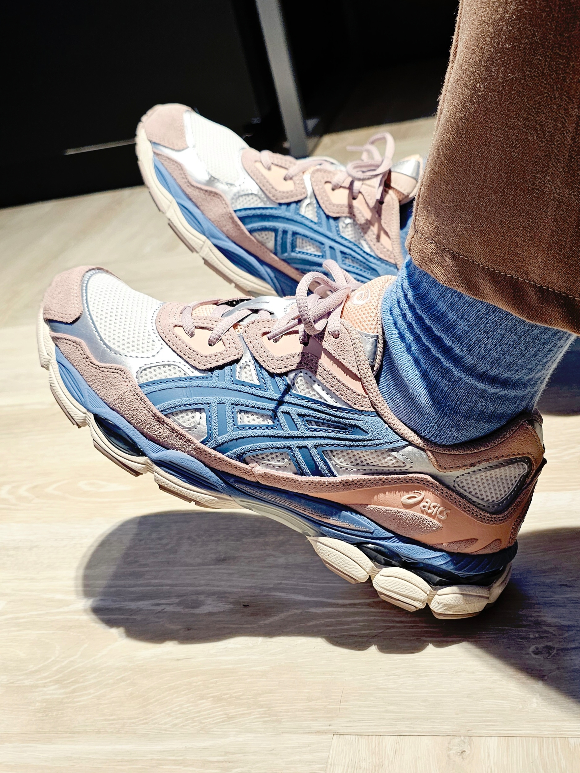 (W) Asics Gel-NYC Cream Grey Floss 착용 스타일 - 1
