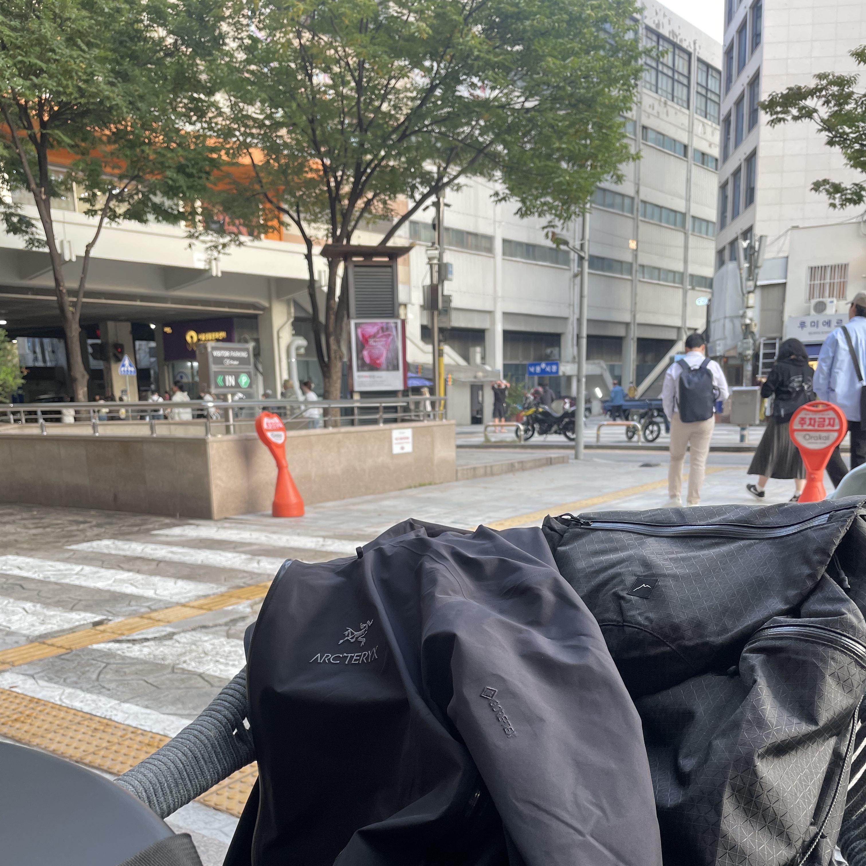 Arc'teryx Beta LT Jacket Black 착용 스타일