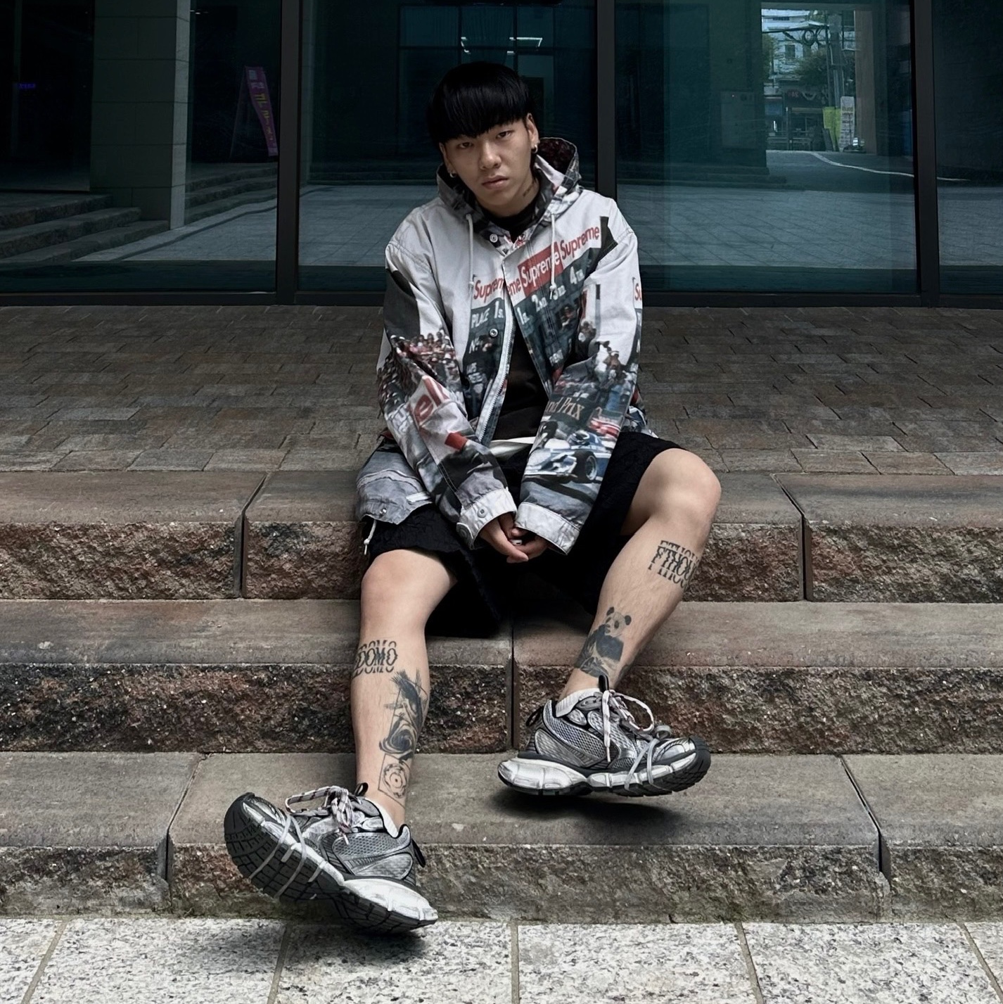 Balenciaga 3XL Sneakers Grey White Red 착용 스타일 - 2
