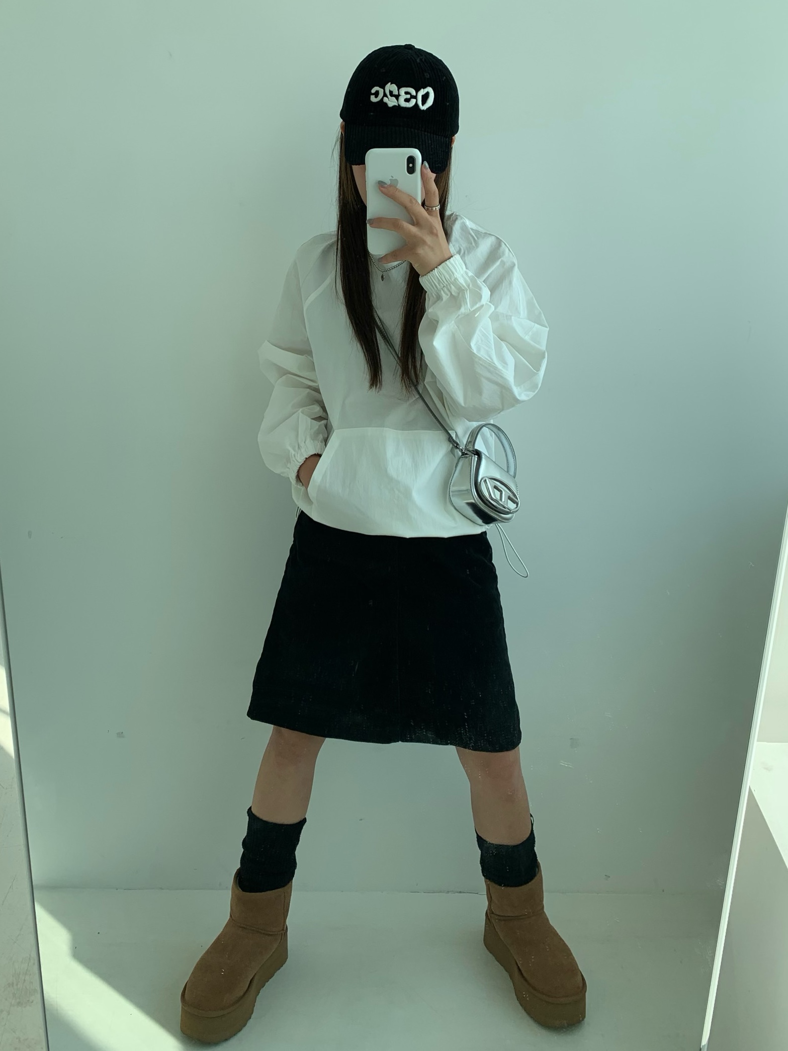 (W) UGG Classic Mini Platform Boots Chestnut, Diesel 1DR Mini Bag in Mirrored Leather Silver 착용 스타일