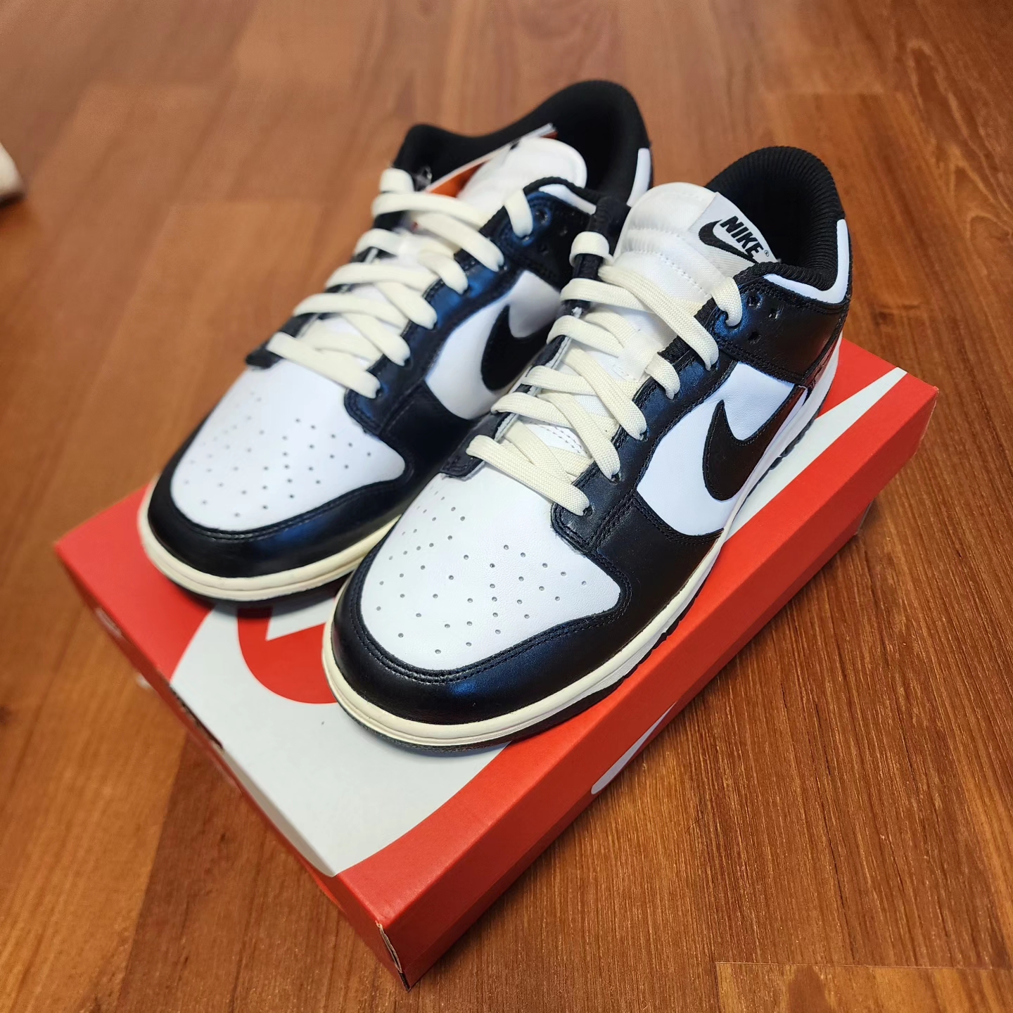 (W) Nike Dunk Low Vintage Black and White 착용 스타일 - 3