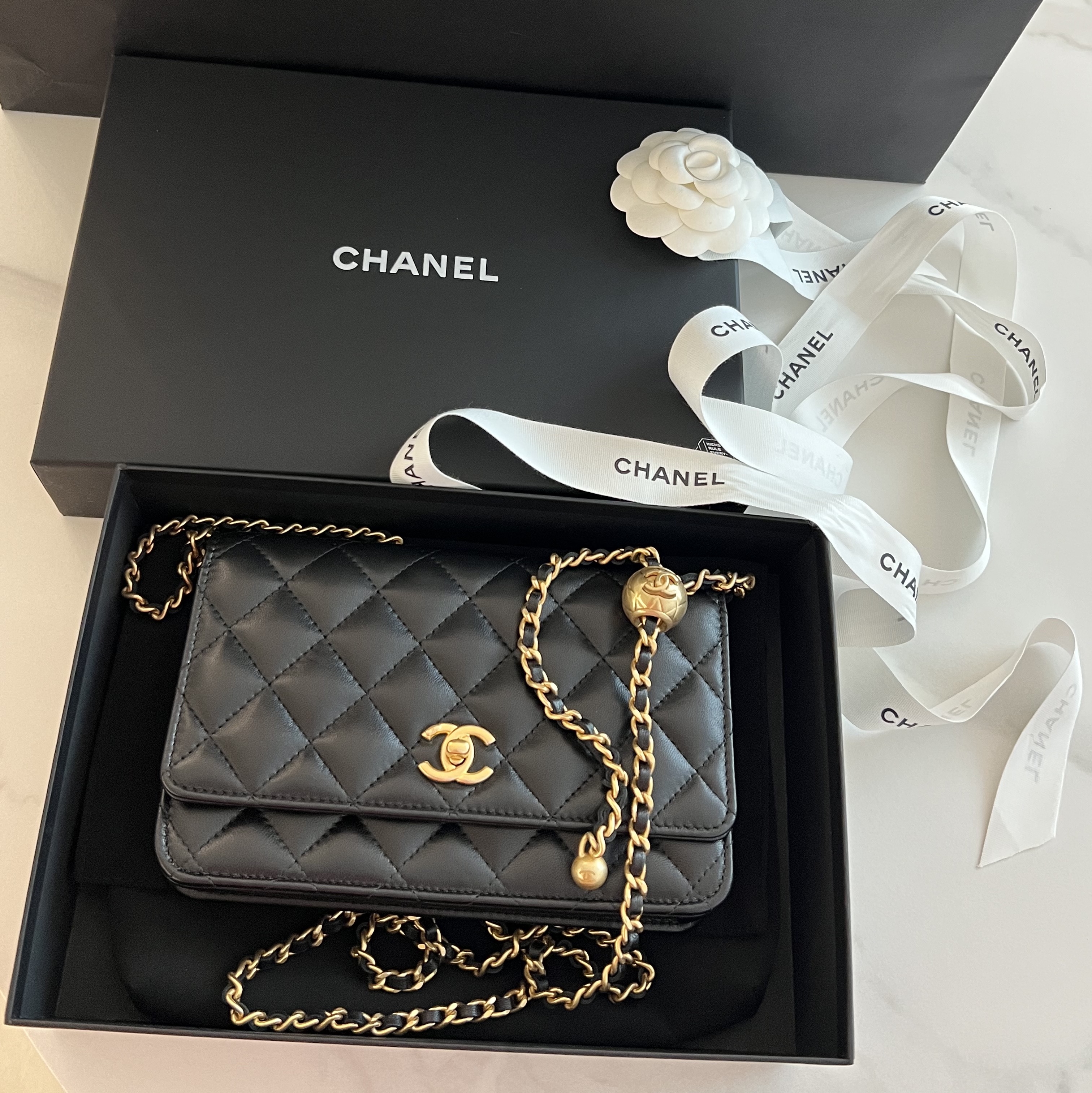 Chanel Wallet On Chain Lambskin & Gold Black 착용 스타일