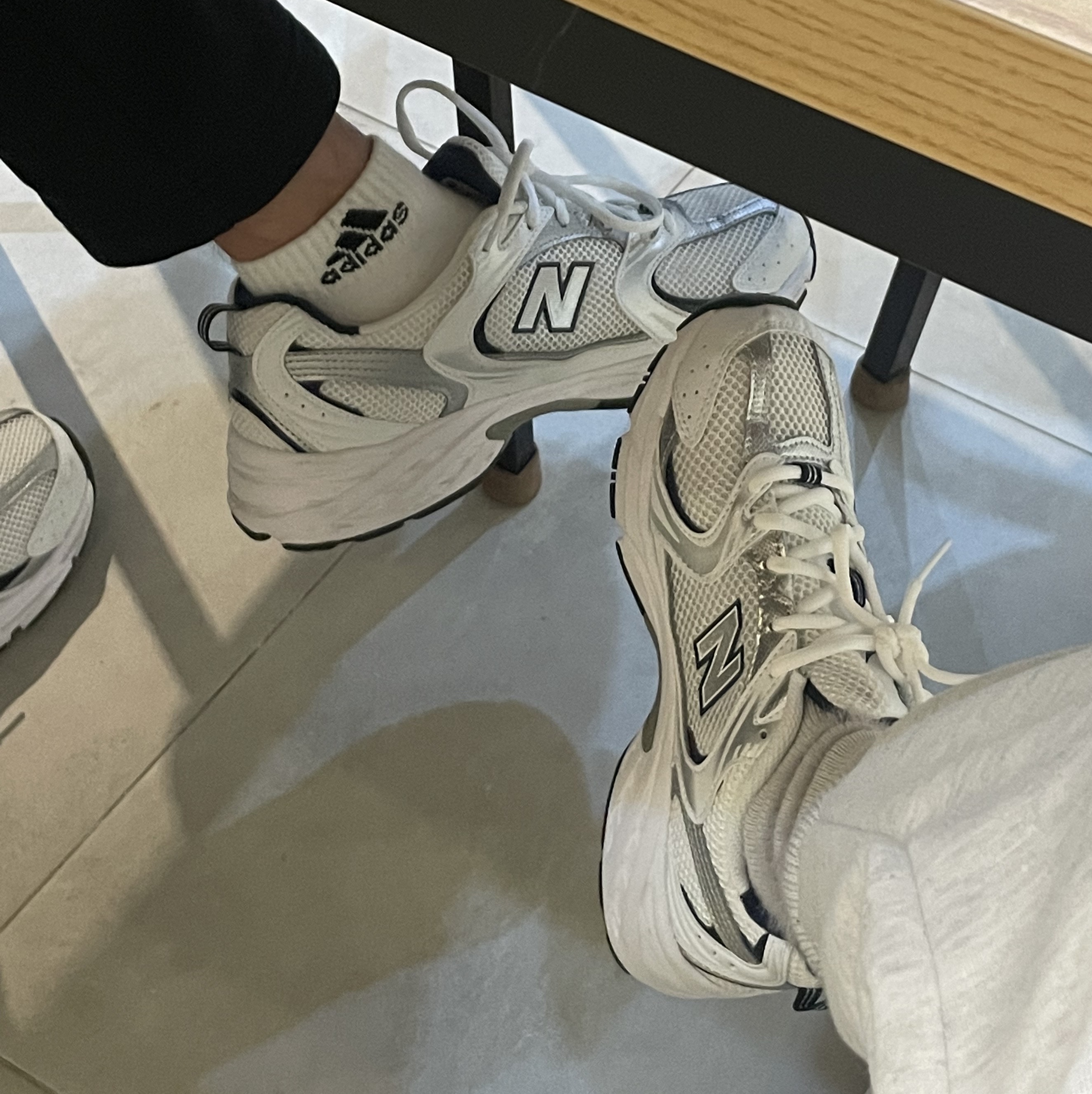 New Balance 530 White 착용 스타일 - 1