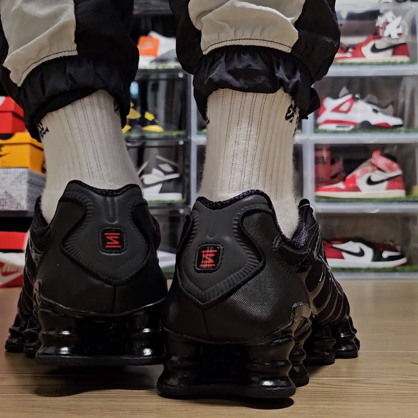 (W) Nike Shox TL Black and Max Orange 착용 스타일 - 2