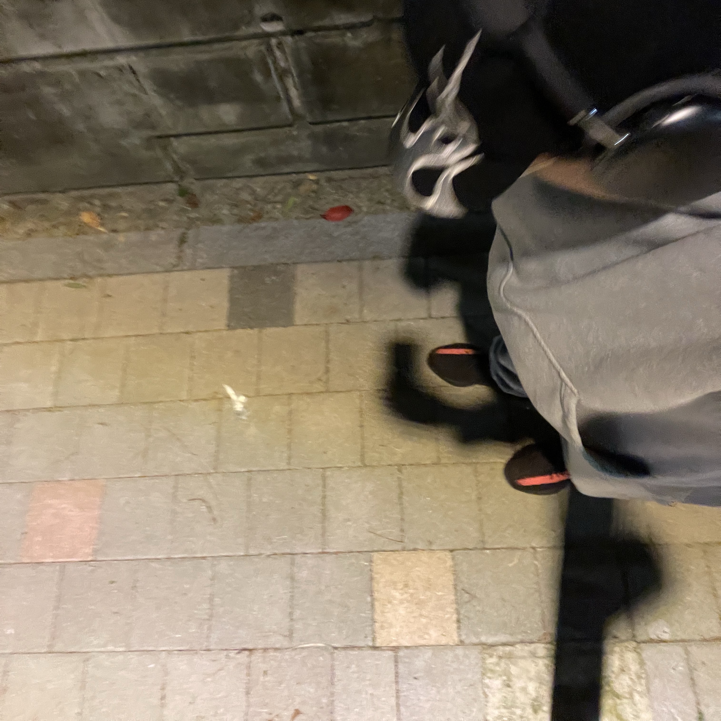 Adidas Yeezy Boost 350 V2 Core Black Red 2022/2023, Yeezy Gap Engineered By Balenciaga Flame Cap Black 착용 스타일 - 3