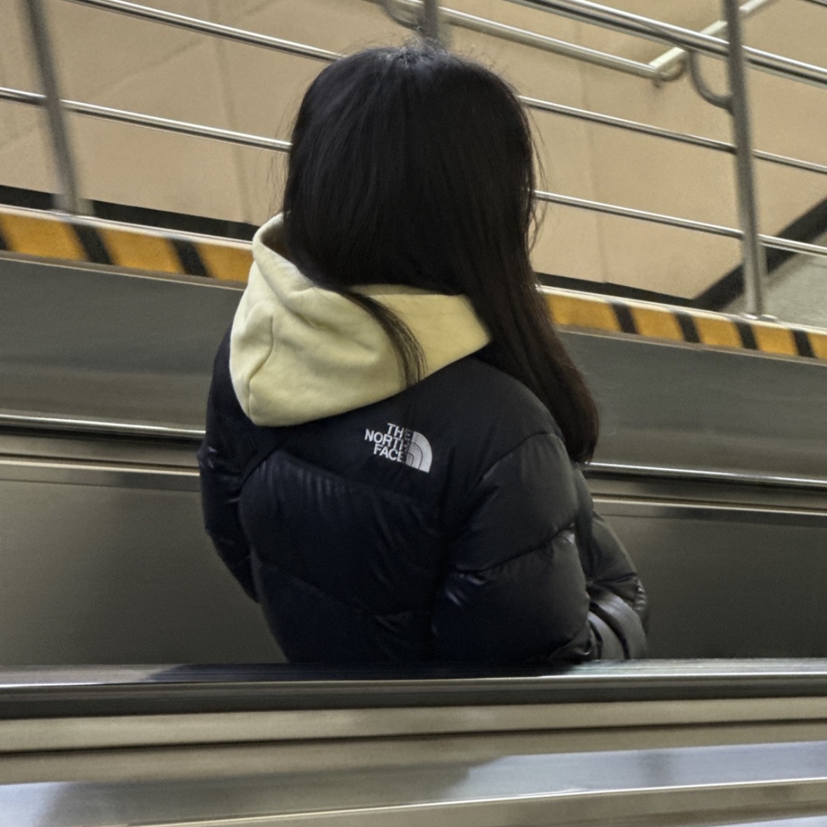 (W) The North Face Nuptse Hybrid Down Ball Jacket Black 착용 스타일