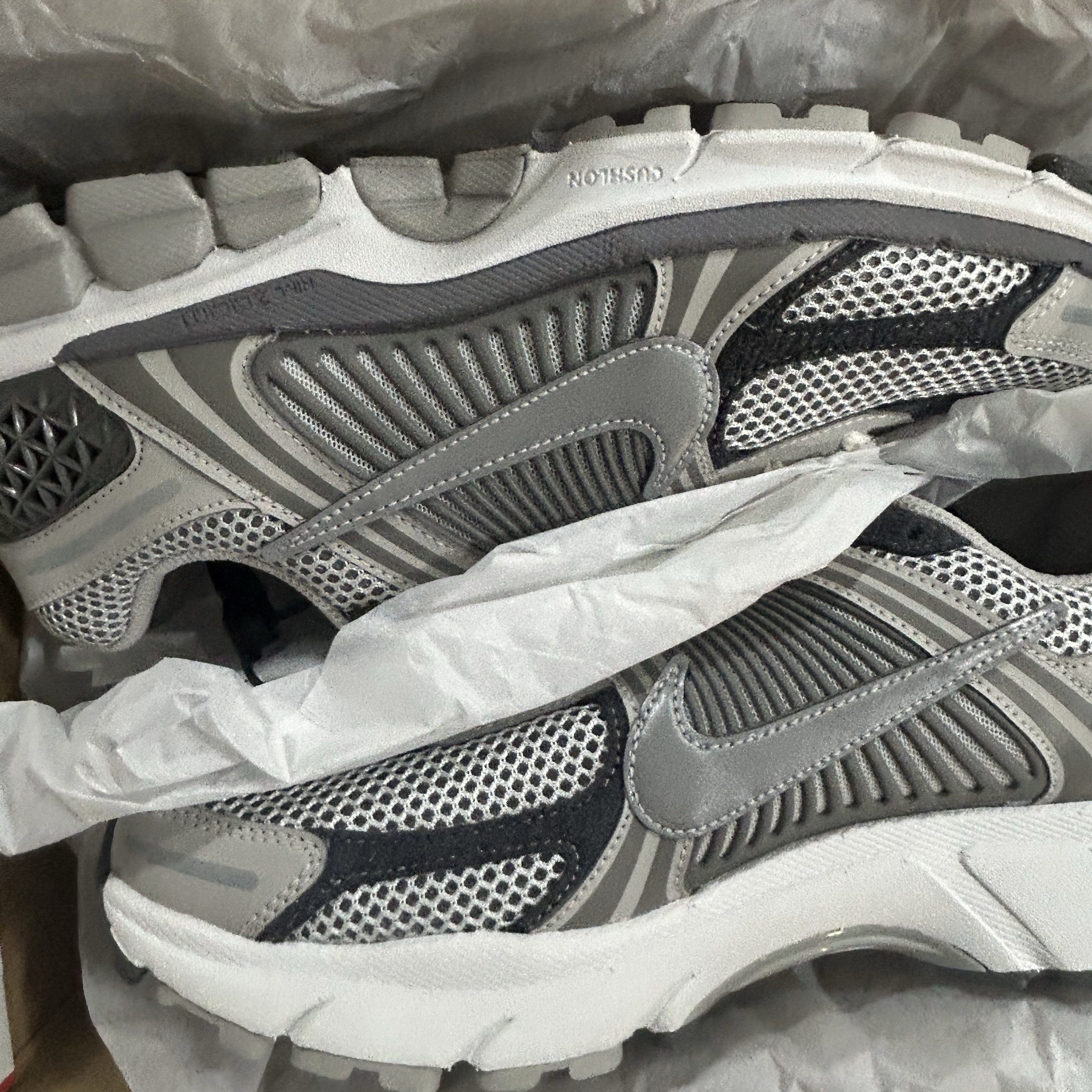 Nike Zoom Vomero 5 PRM Light Iron Ore and Flat Fewter 착용 스타일 - 2