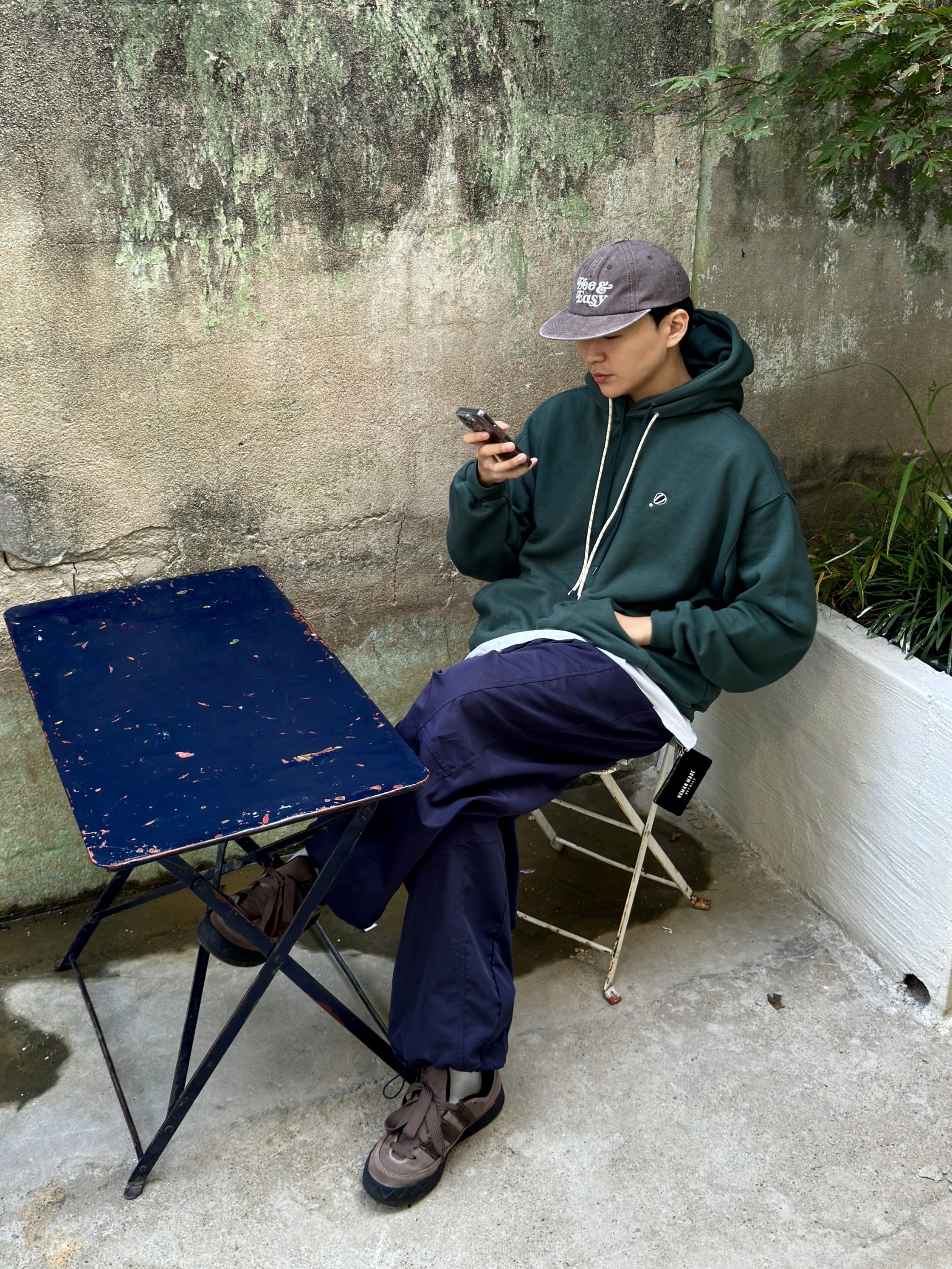 (W) Adidas Adimatic Earth Strata Dark Brown, Free & Easy Don't Trip Two Tone Short Brim Snapback Hat Brown Bone 착용 스타일 - 1