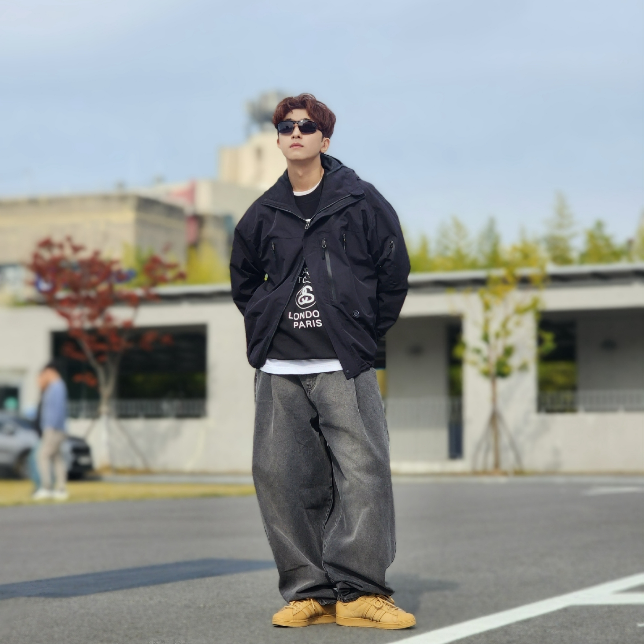 Stussy World Tour Crew Black 2023, Adidas Superstar Golden Beige 착용 스타일 - 4