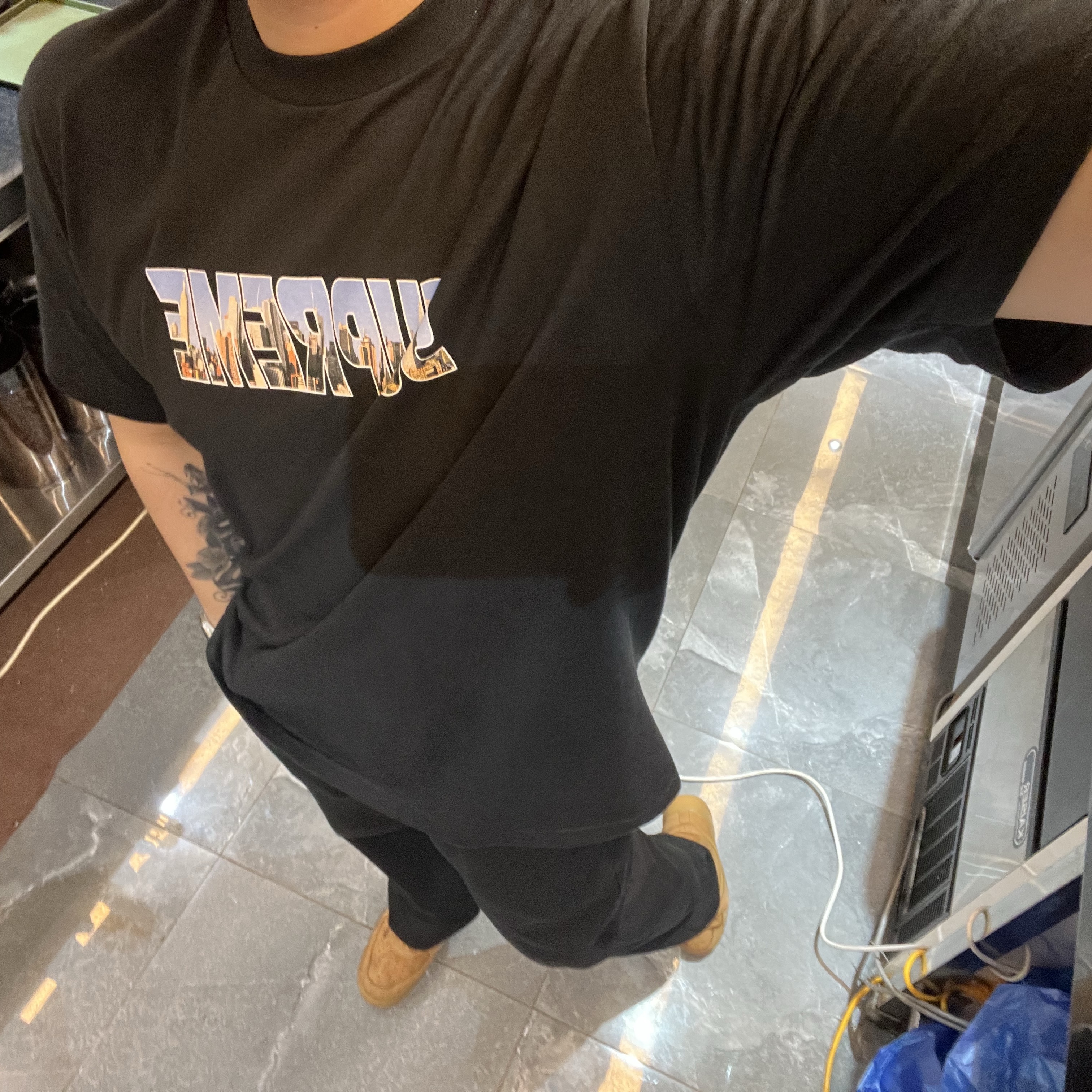 Supreme Gotham T-Shirt Black - 23FW, Nike Air Force 1 '07 WB Flax 착용 스타일