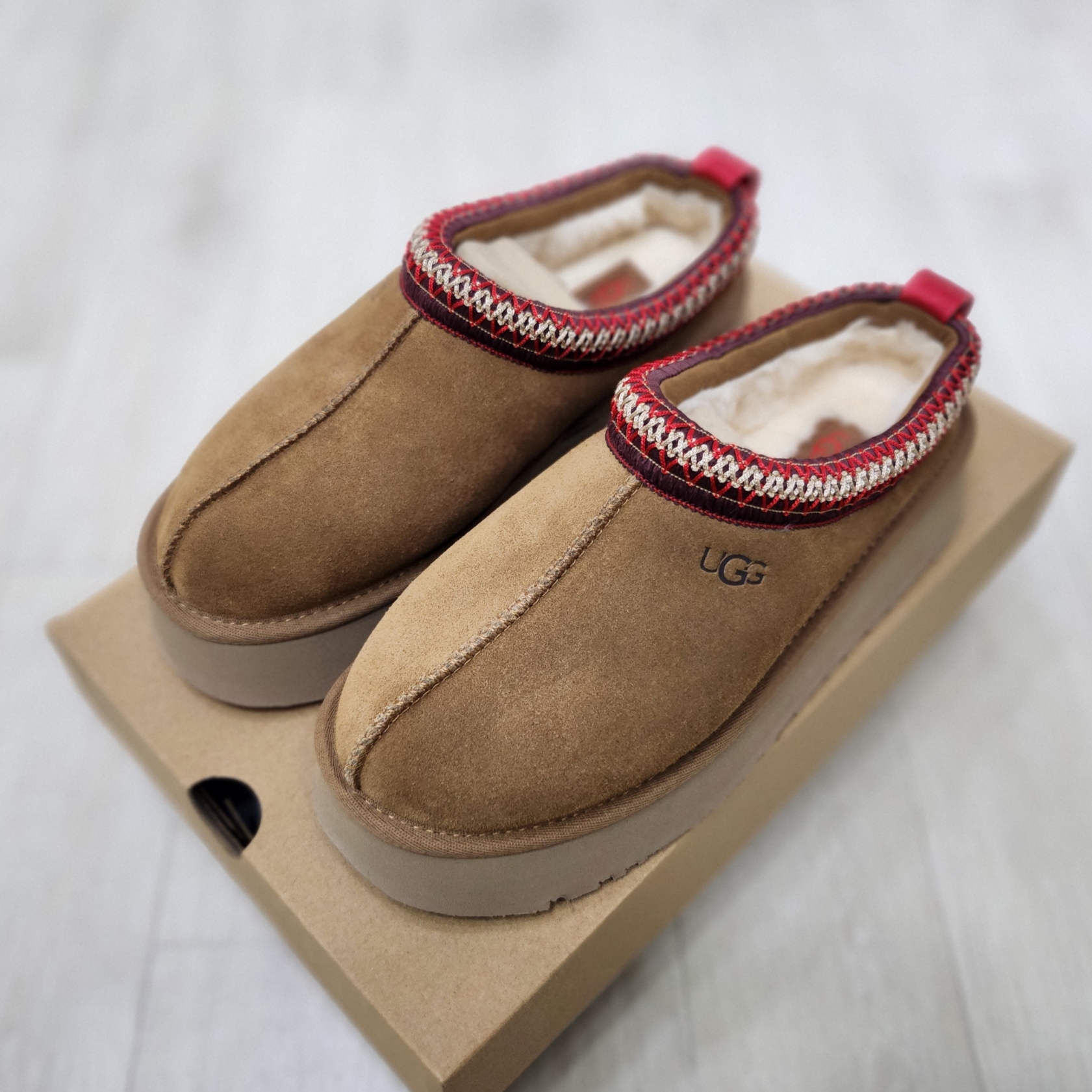 (W) UGG Tazz Slipper Chestnut 착용 스타일 - 2
