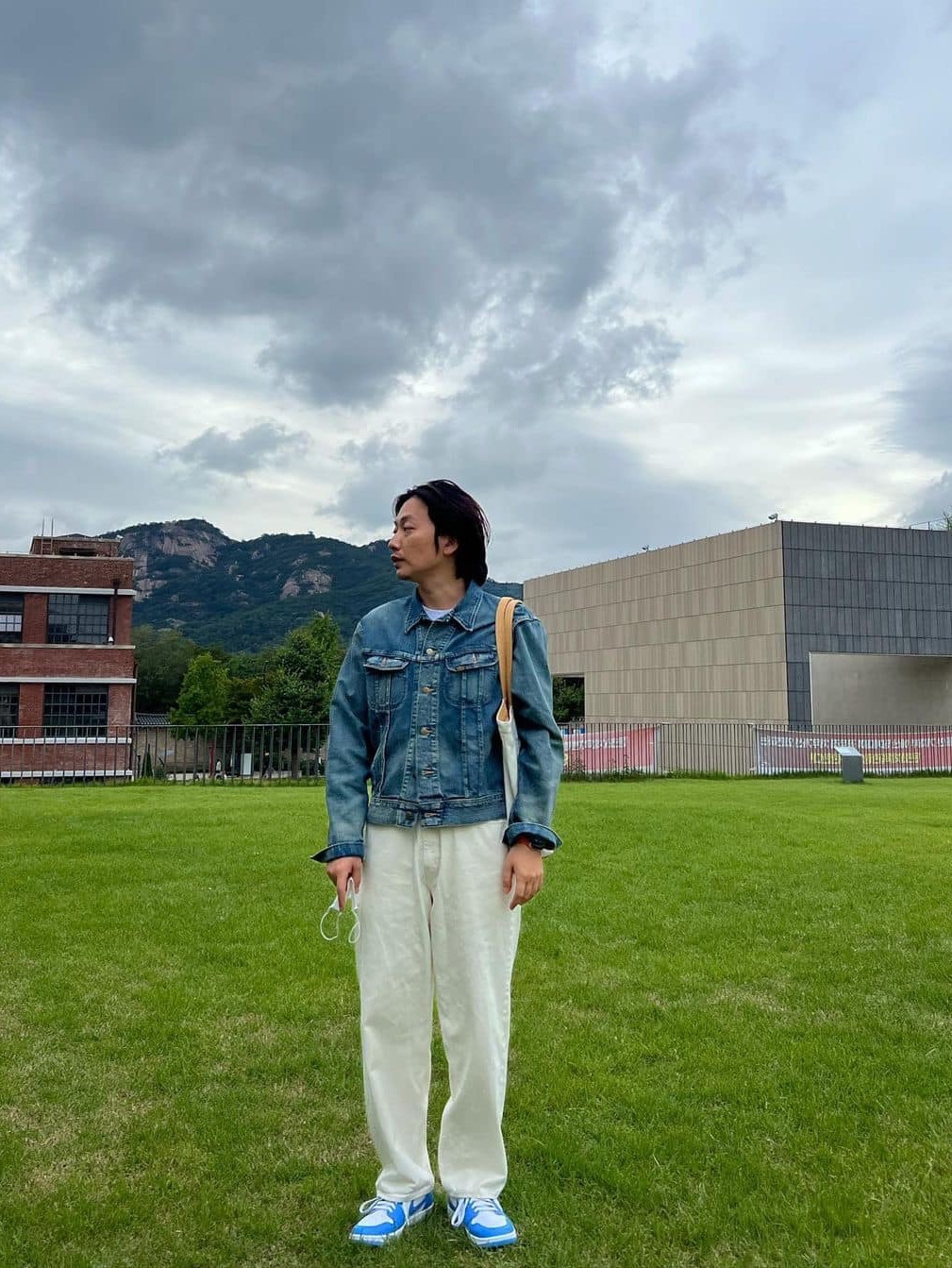 Yeezy Gap Engineered By Balenciaga Padded Denim Jacket Blue, Martine Rose Oversized Denim Jacket Blue 착용 스타일 - 5