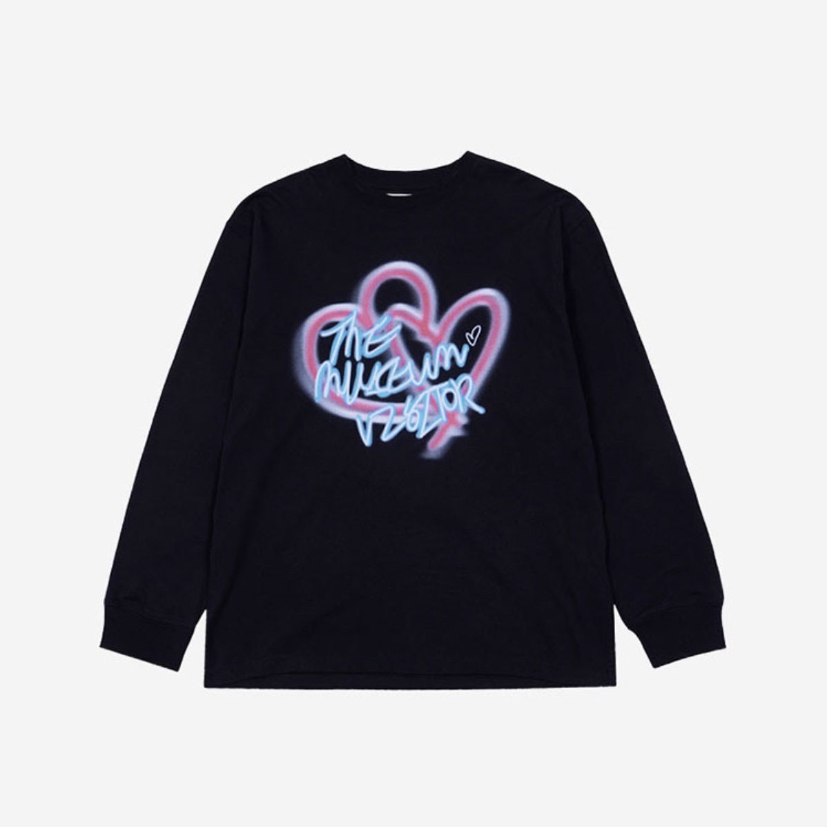The Museum Visitor Blurred Heart Printed Long Sleeve Black, The Museum Visitor Blurred Heart Printed Long Sleeve White 착용 스타일 - 1
